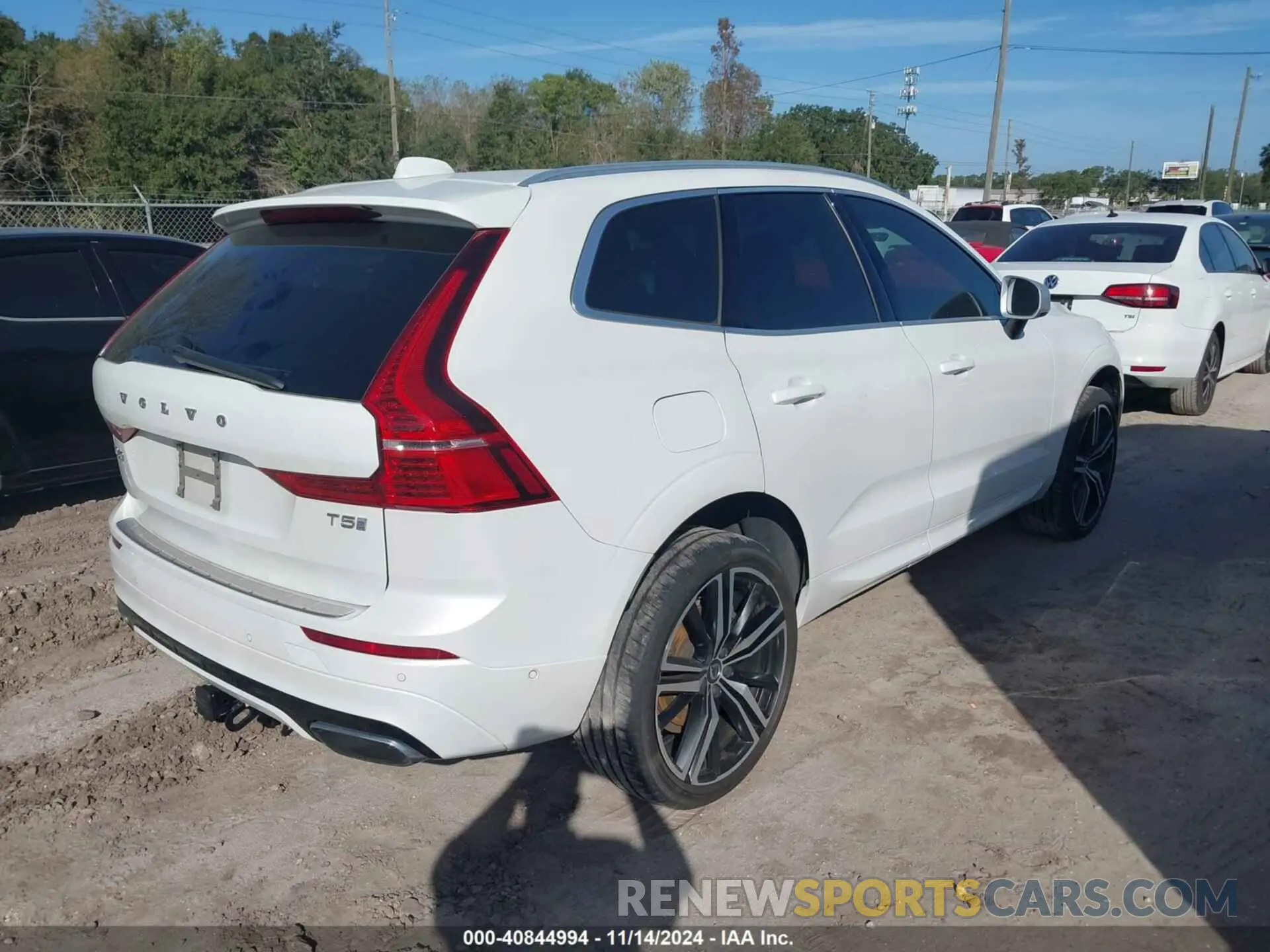 4 Photograph of a damaged car LYV102DM3KB246432 VOLVO XC60 2019