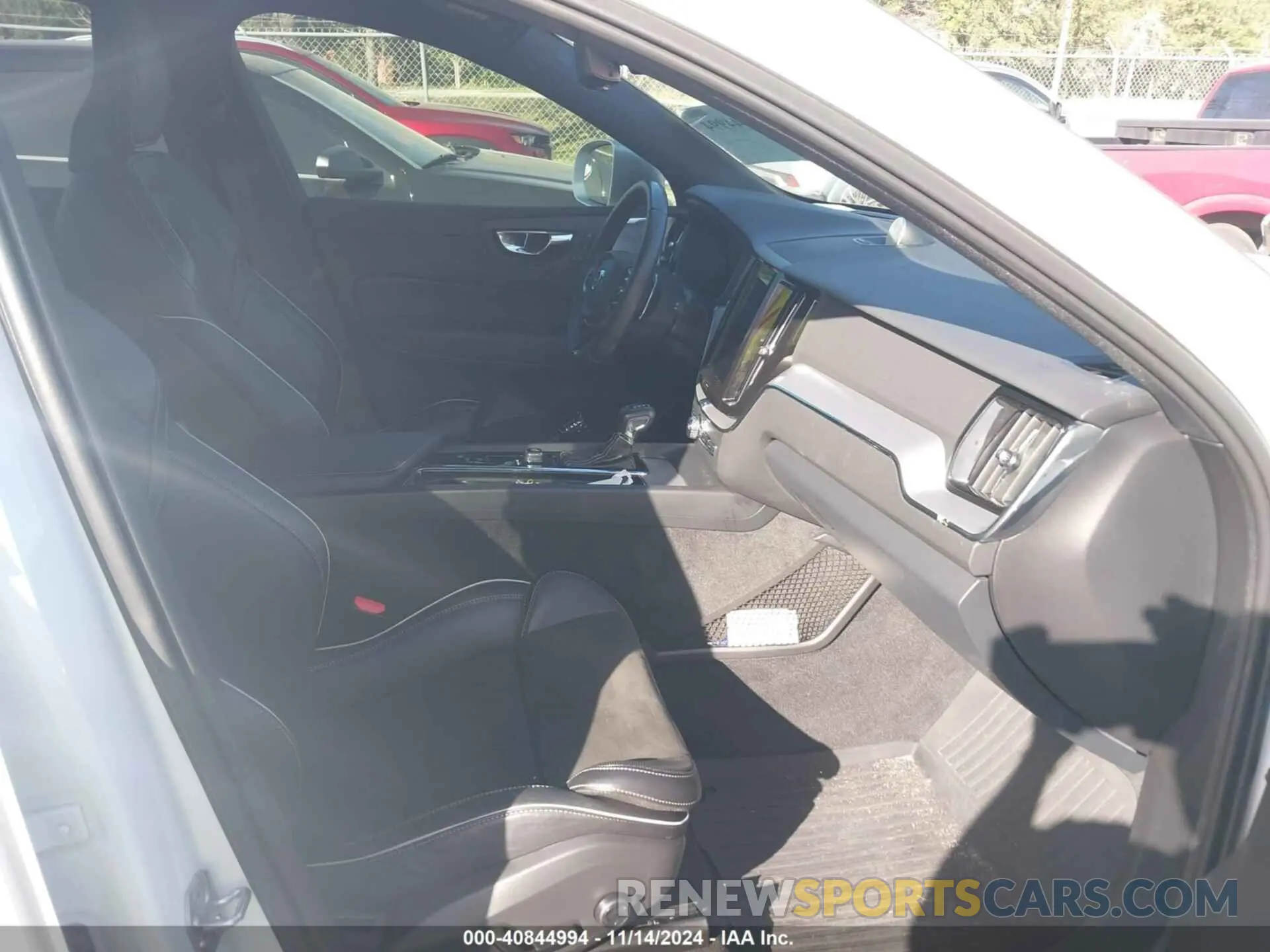 5 Photograph of a damaged car LYV102DM3KB246432 VOLVO XC60 2019