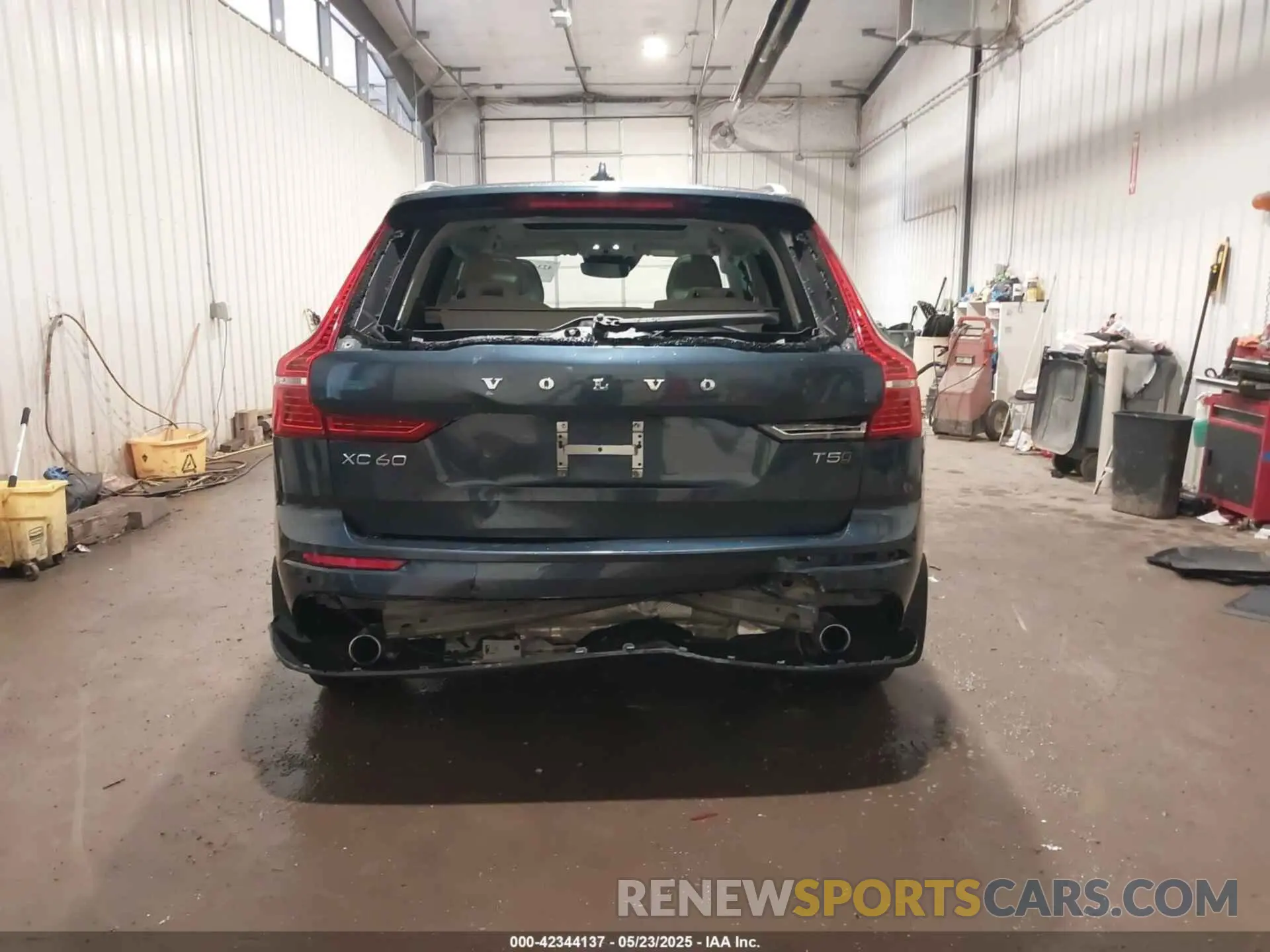 17 Photograph of a damaged car LYV102RK3KB380784 VOLVO XC60 2019