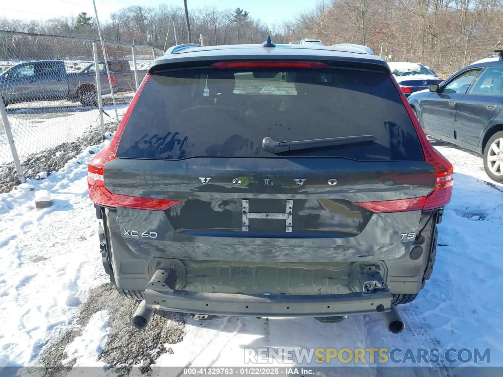 17 Photograph of a damaged car LYV102RK4KB237679 VOLVO XC60 2019