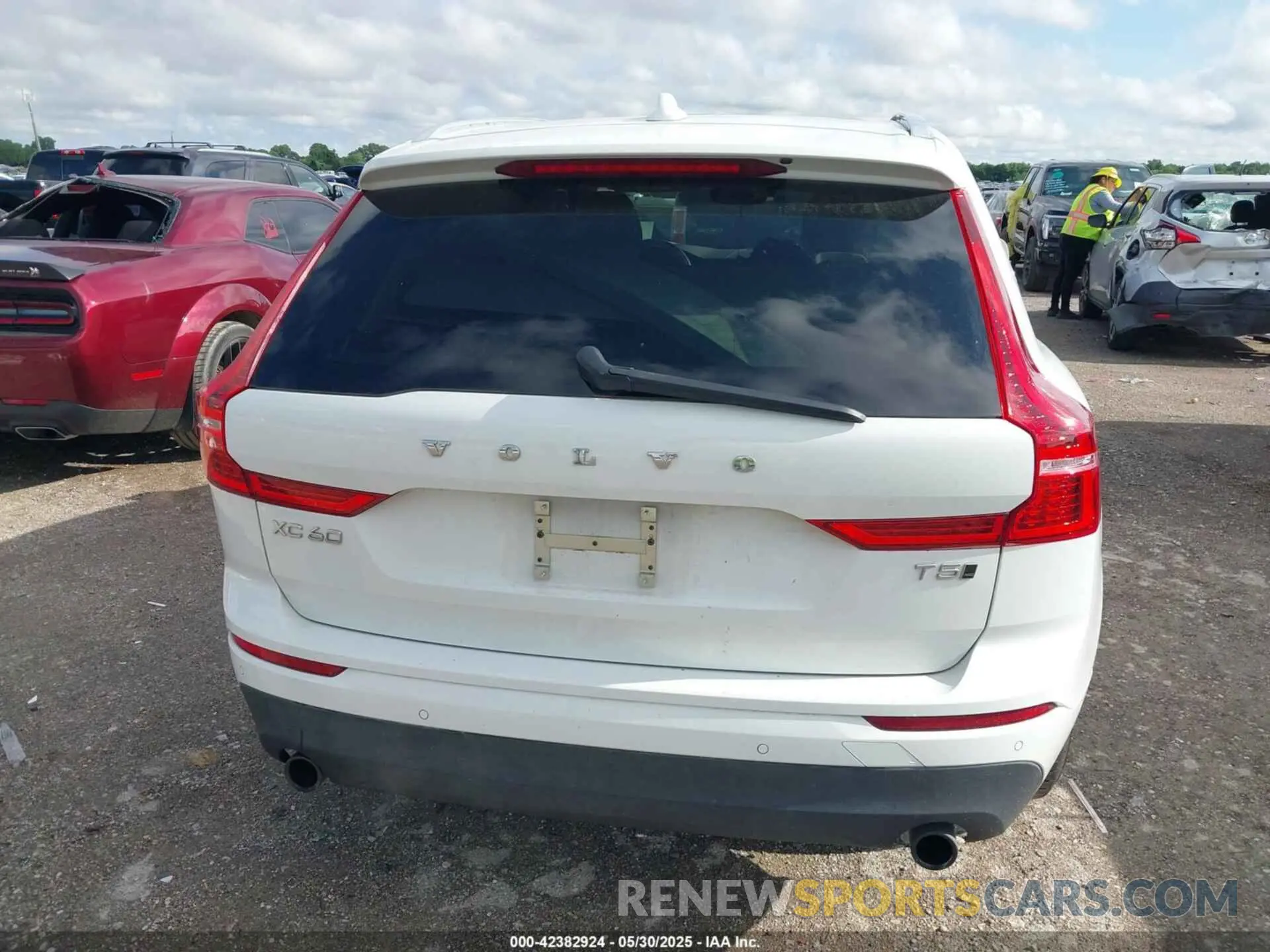 16 Photograph of a damaged car LYV102RK4KB308332 VOLVO XC60 2019