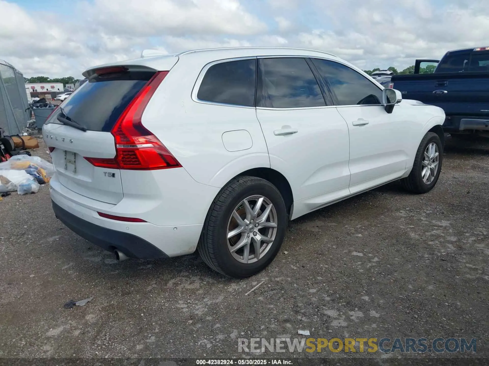 4 Photograph of a damaged car LYV102RK4KB308332 VOLVO XC60 2019