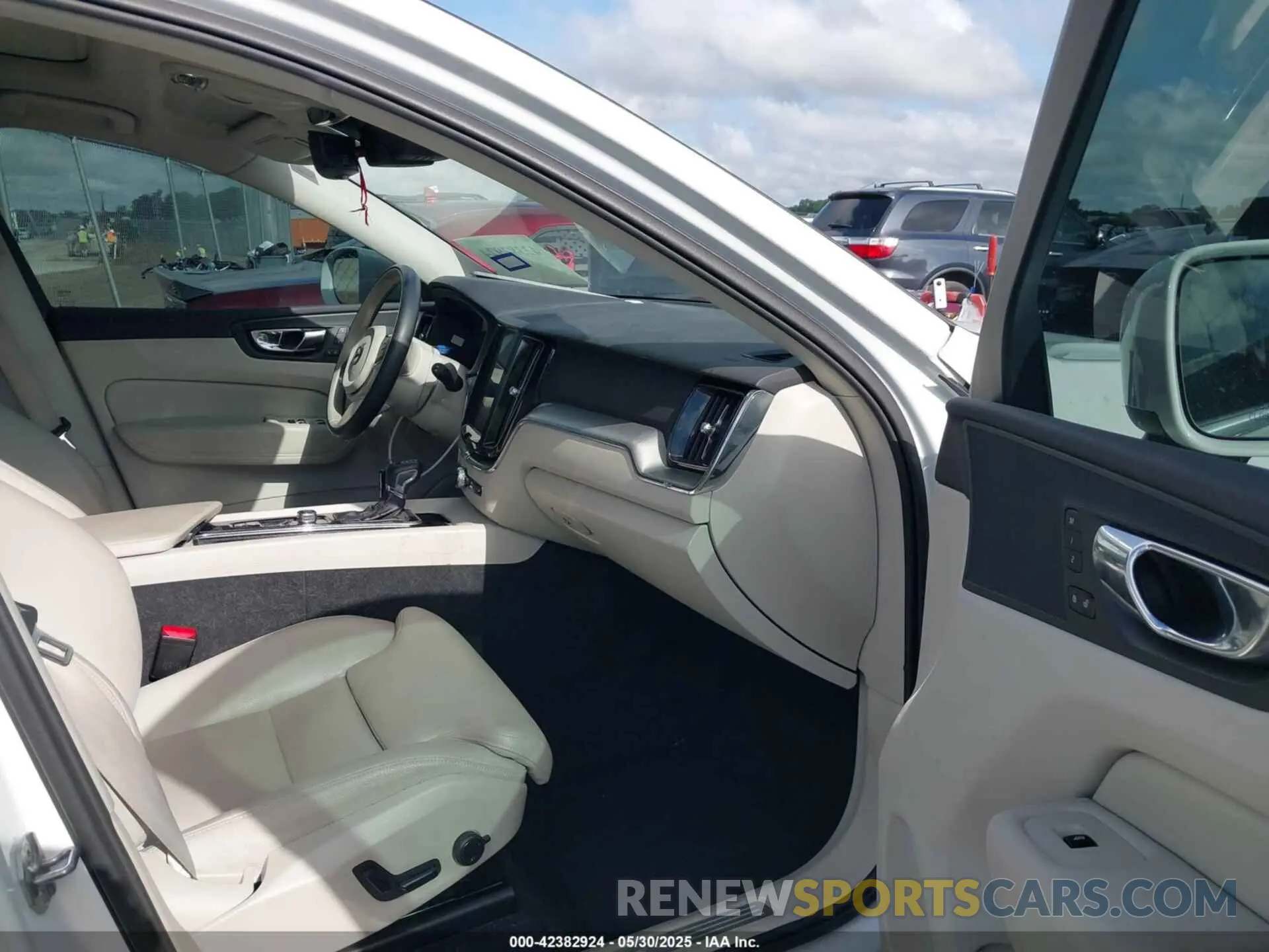 5 Photograph of a damaged car LYV102RK4KB308332 VOLVO XC60 2019