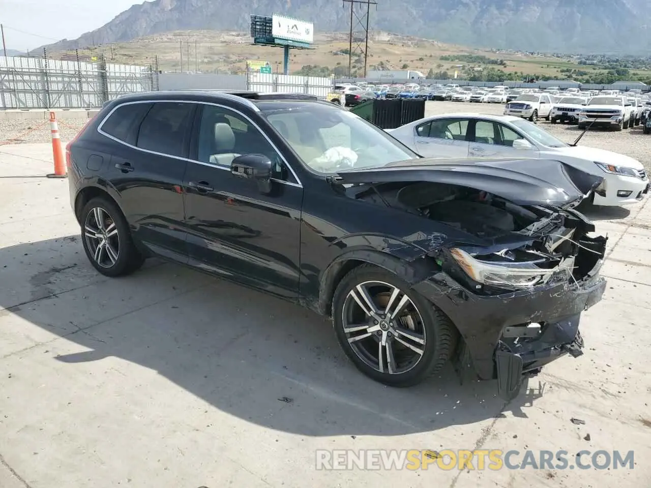4 Photograph of a damaged car LYV102RK8KB202496 VOLVO XC60 2019