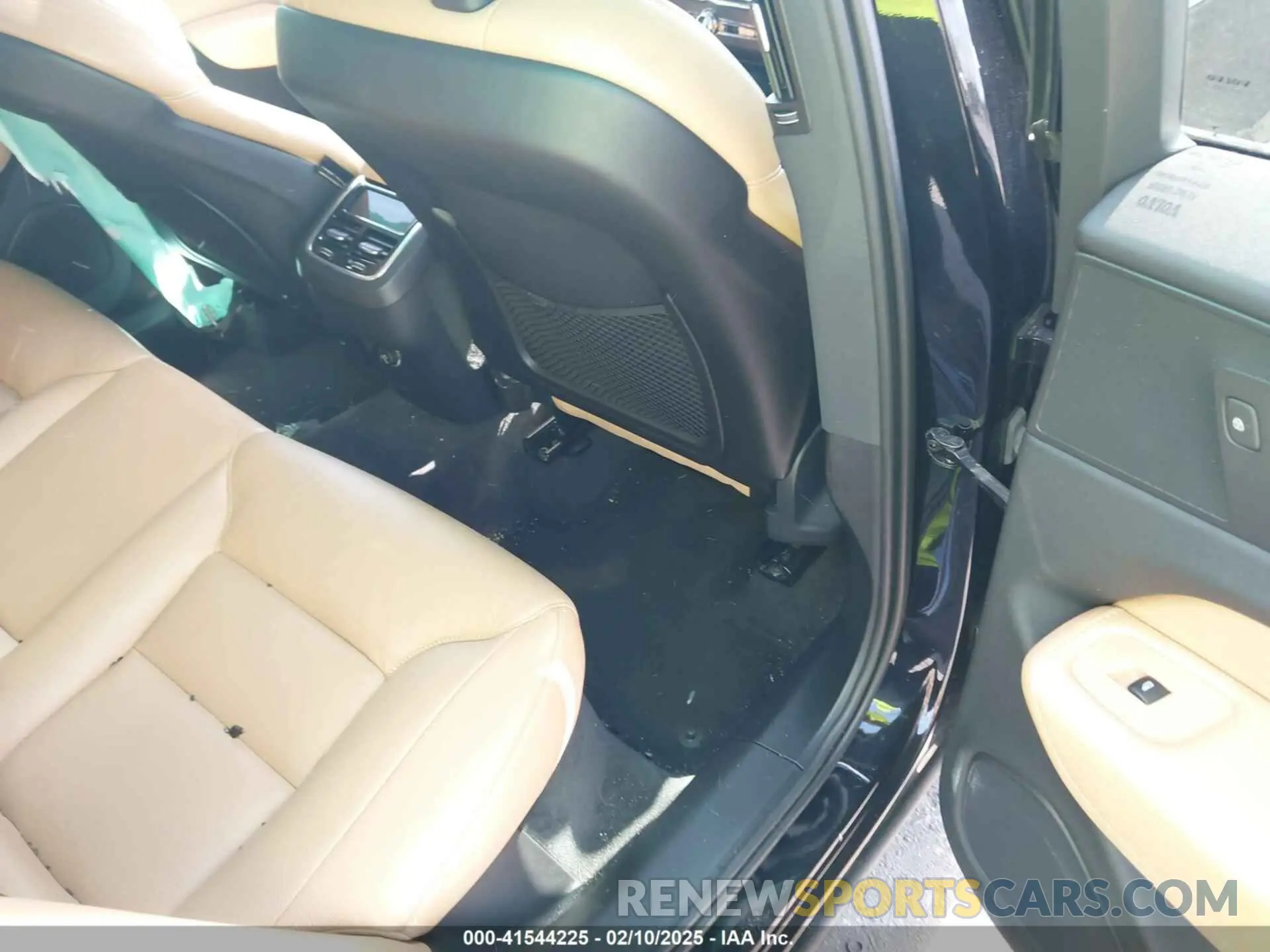 8 Photograph of a damaged car LYV102RL3KB184885 VOLVO XC60 2019