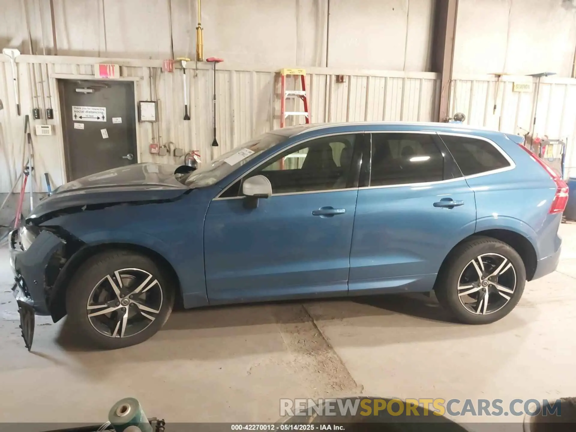 14 Photograph of a damaged car LYV102RM1KB296870 VOLVO XC60 2019