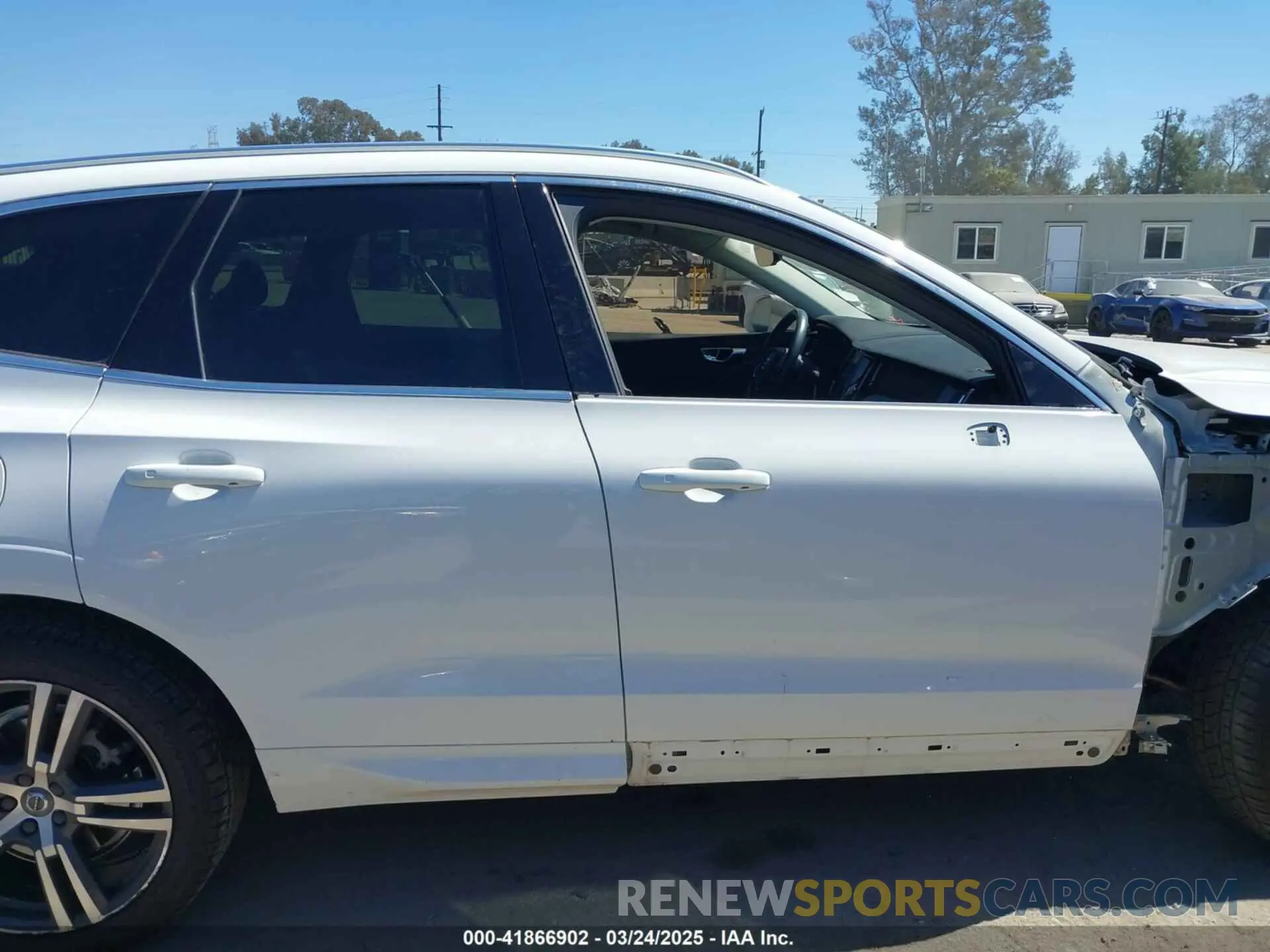 14 Photograph of a damaged car LYVA22RK4KB200318 VOLVO XC60 2019