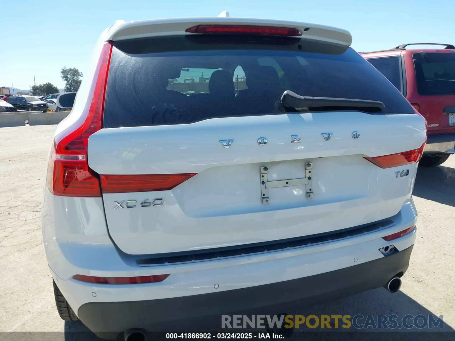 17 Photograph of a damaged car LYVA22RK4KB200318 VOLVO XC60 2019
