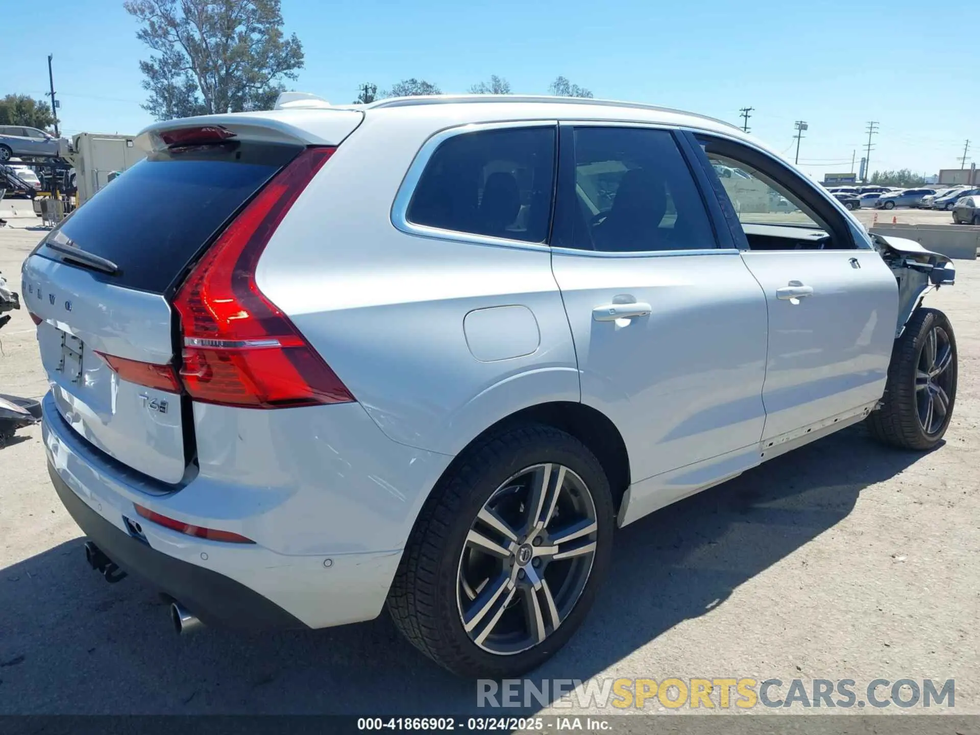 4 Photograph of a damaged car LYVA22RK4KB200318 VOLVO XC60 2019