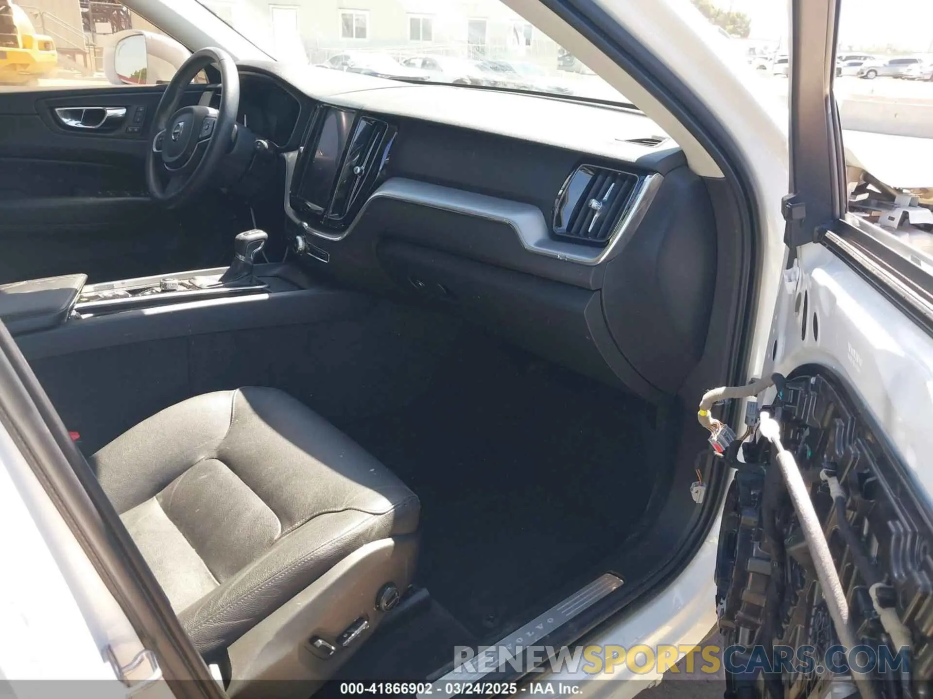 5 Photograph of a damaged car LYVA22RK4KB200318 VOLVO XC60 2019