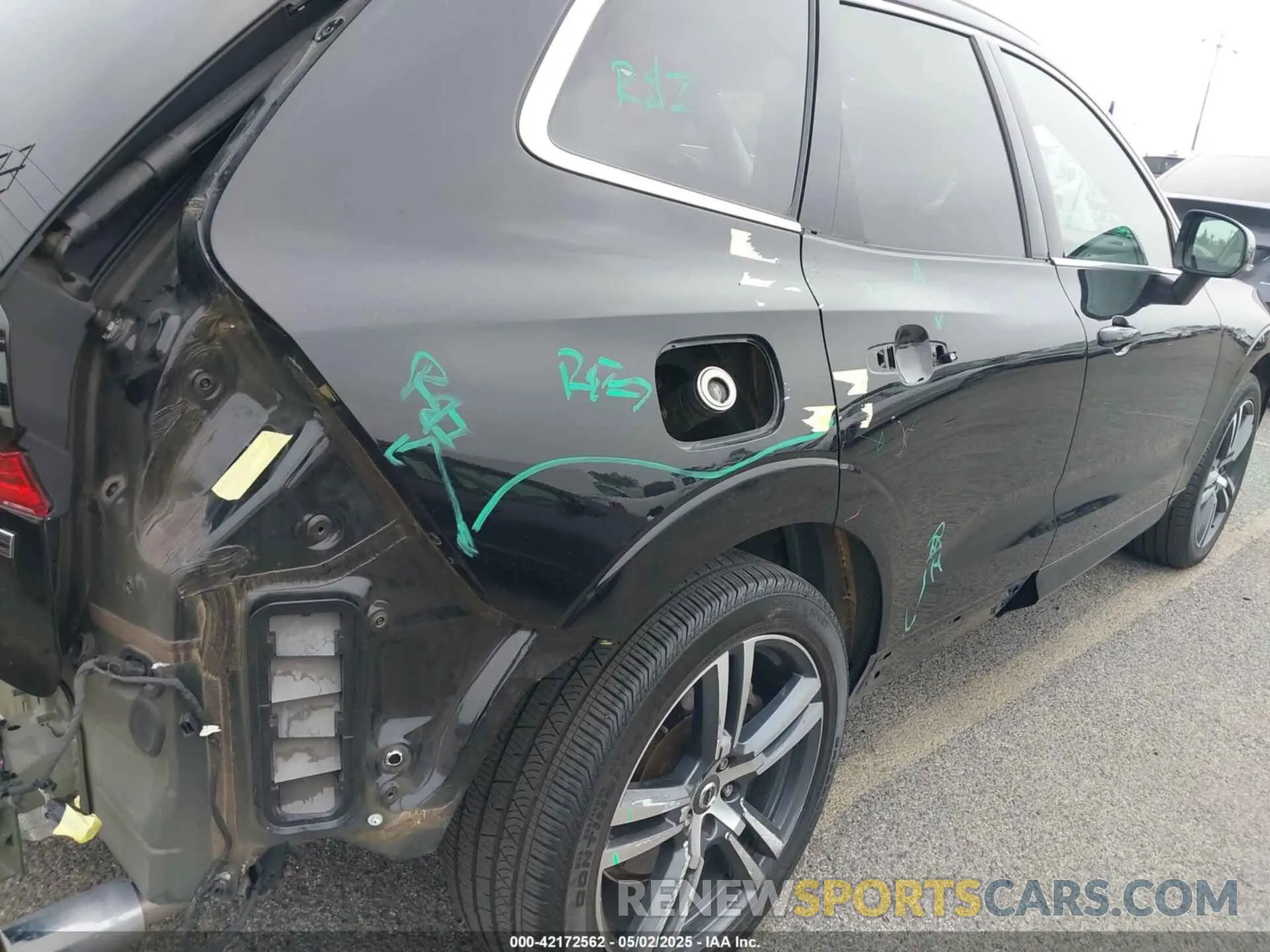 18 Photograph of a damaged car LYVA22RK8KB229949 VOLVO XC60 2019