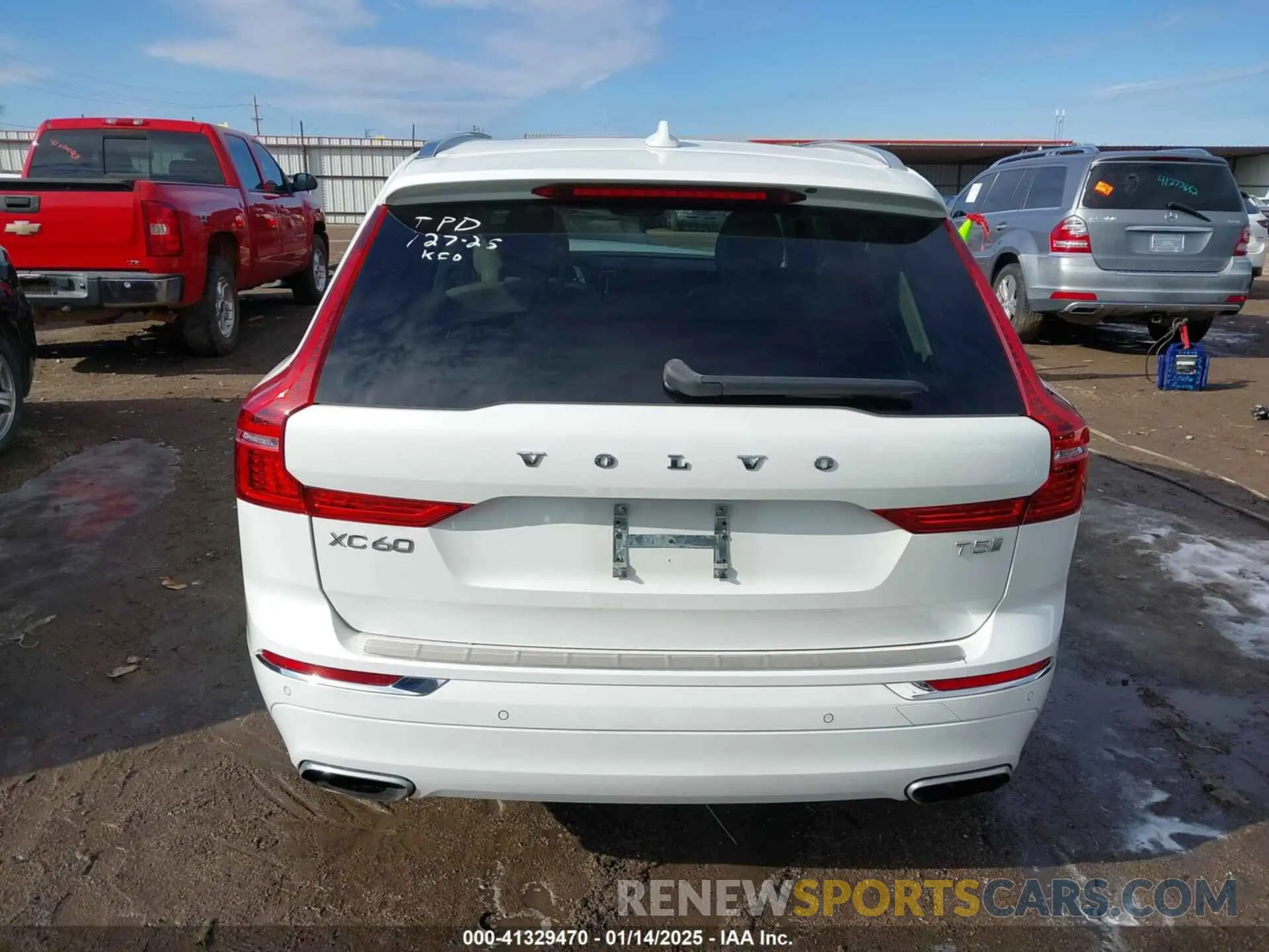 17 Photograph of a damaged car YV4102DL3L1468305 VOLVO XC60 2020