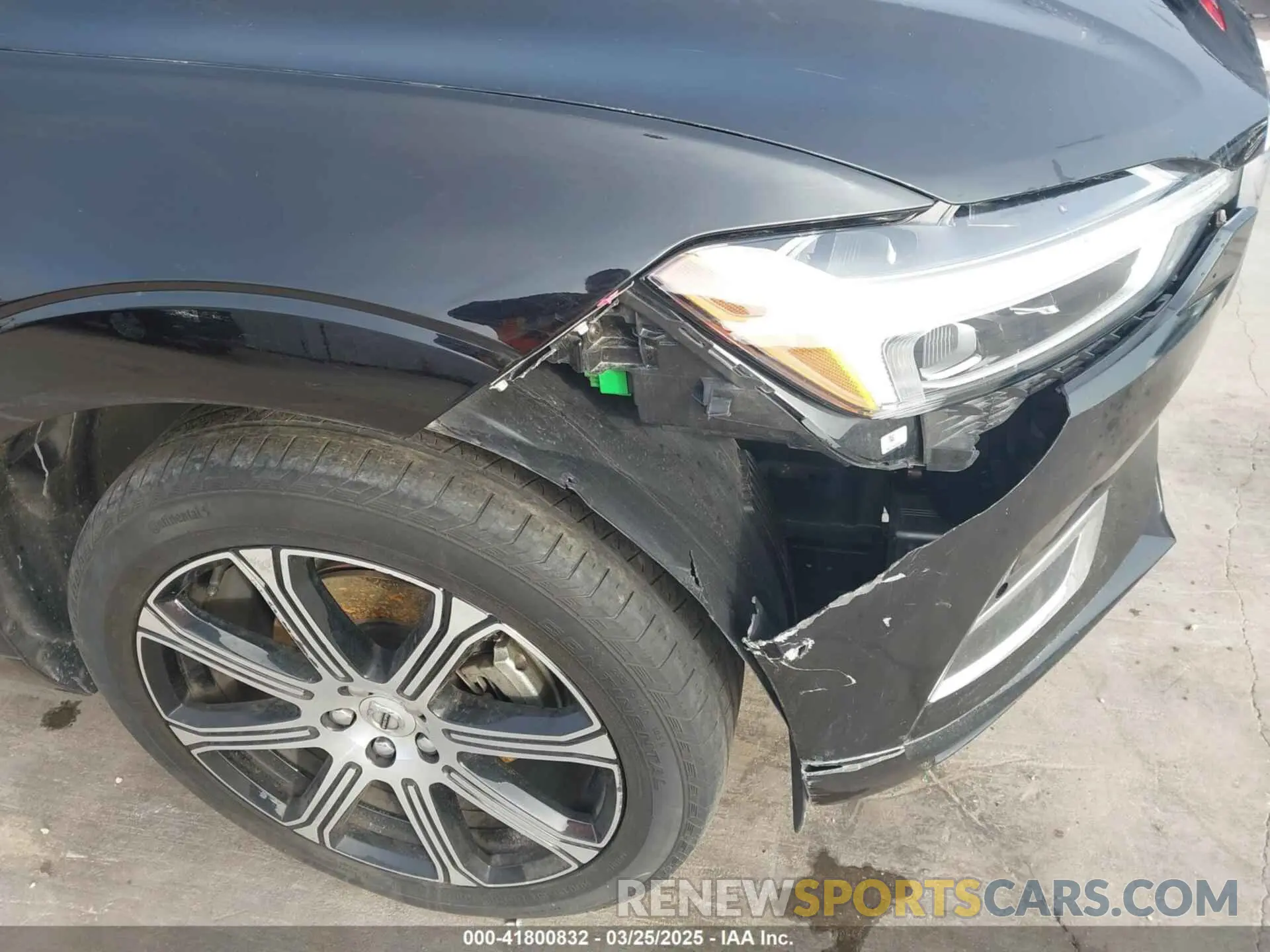 19 Photograph of a damaged car YV4102DL4L1535820 VOLVO XC60 2020