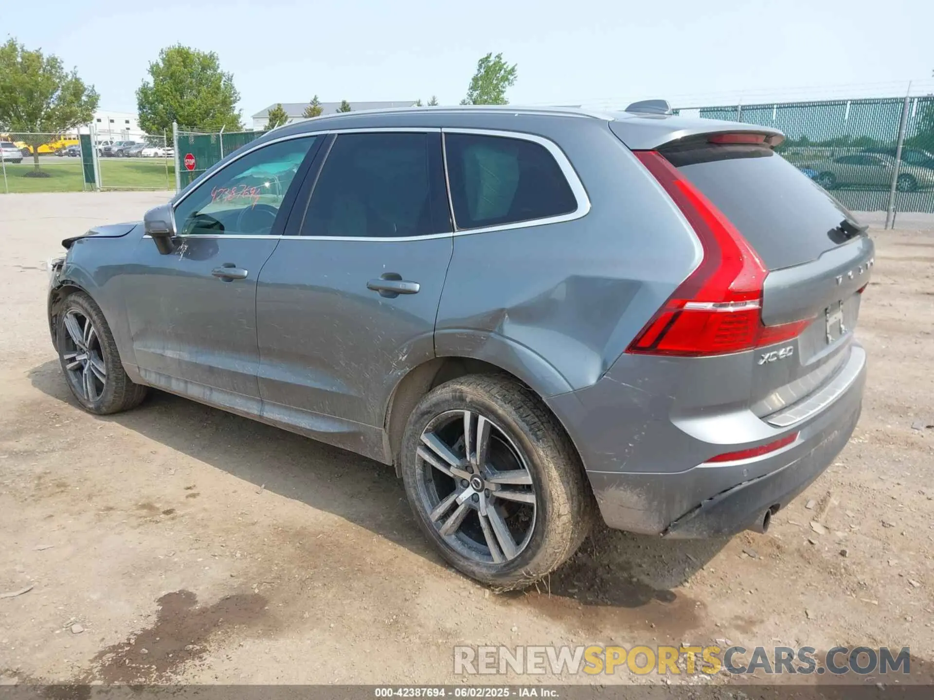 3 Photograph of a damaged car YV4102RK5L1415556 VOLVO XC60 2020