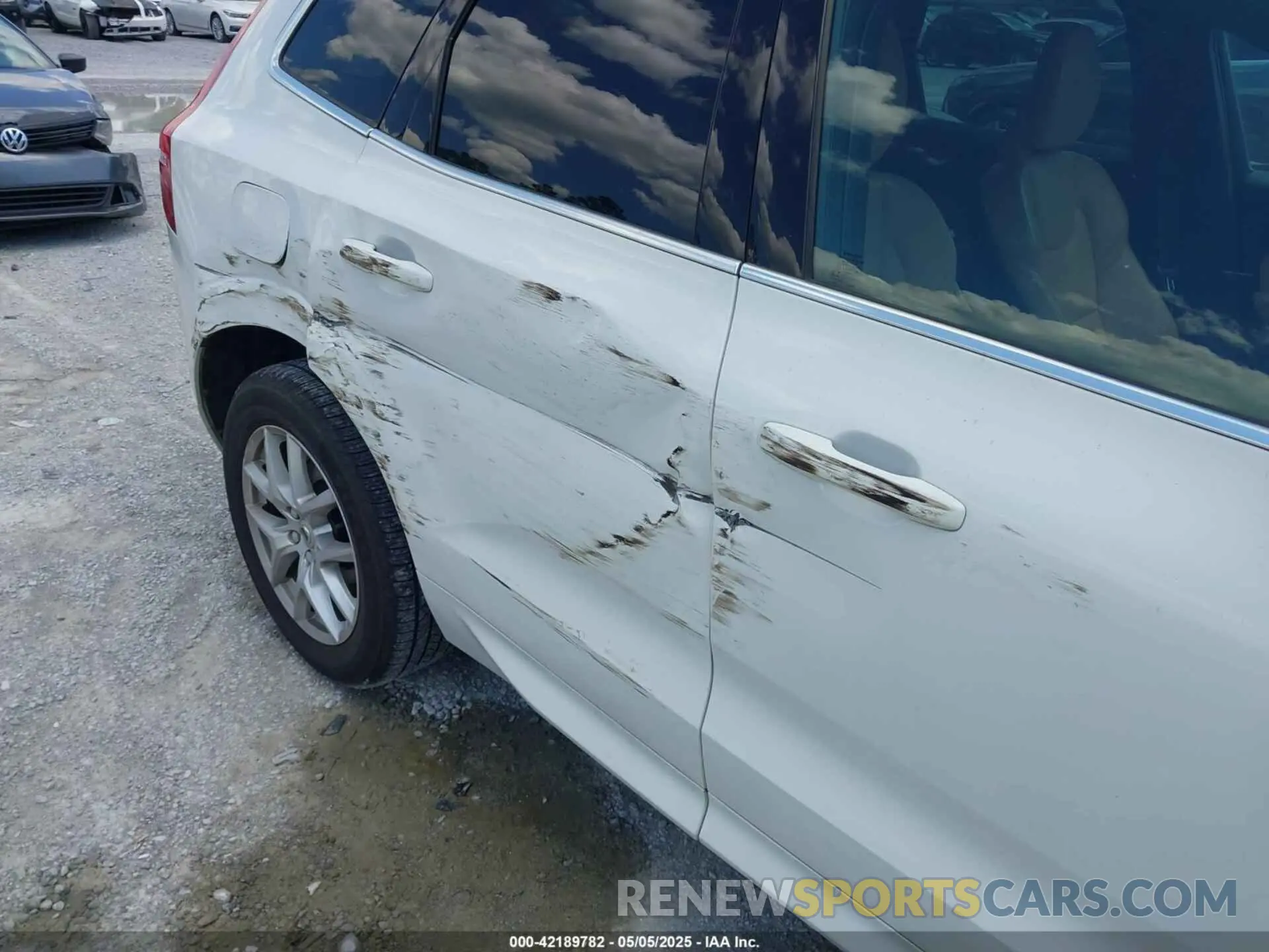 6 Photograph of a damaged car YV4102RK6L1582721 VOLVO XC60 2020