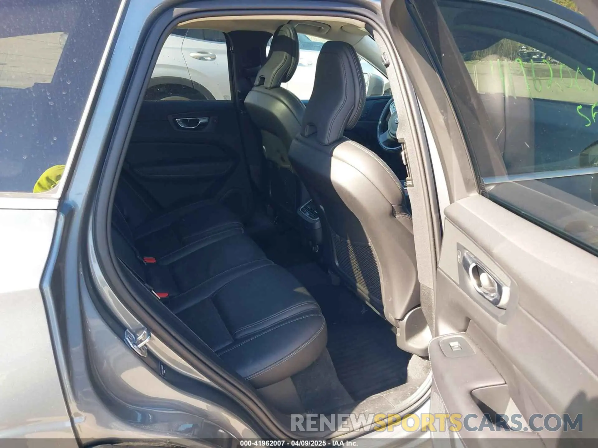 8 Photograph of a damaged car YV4102RL5L1490699 VOLVO XC60 2020