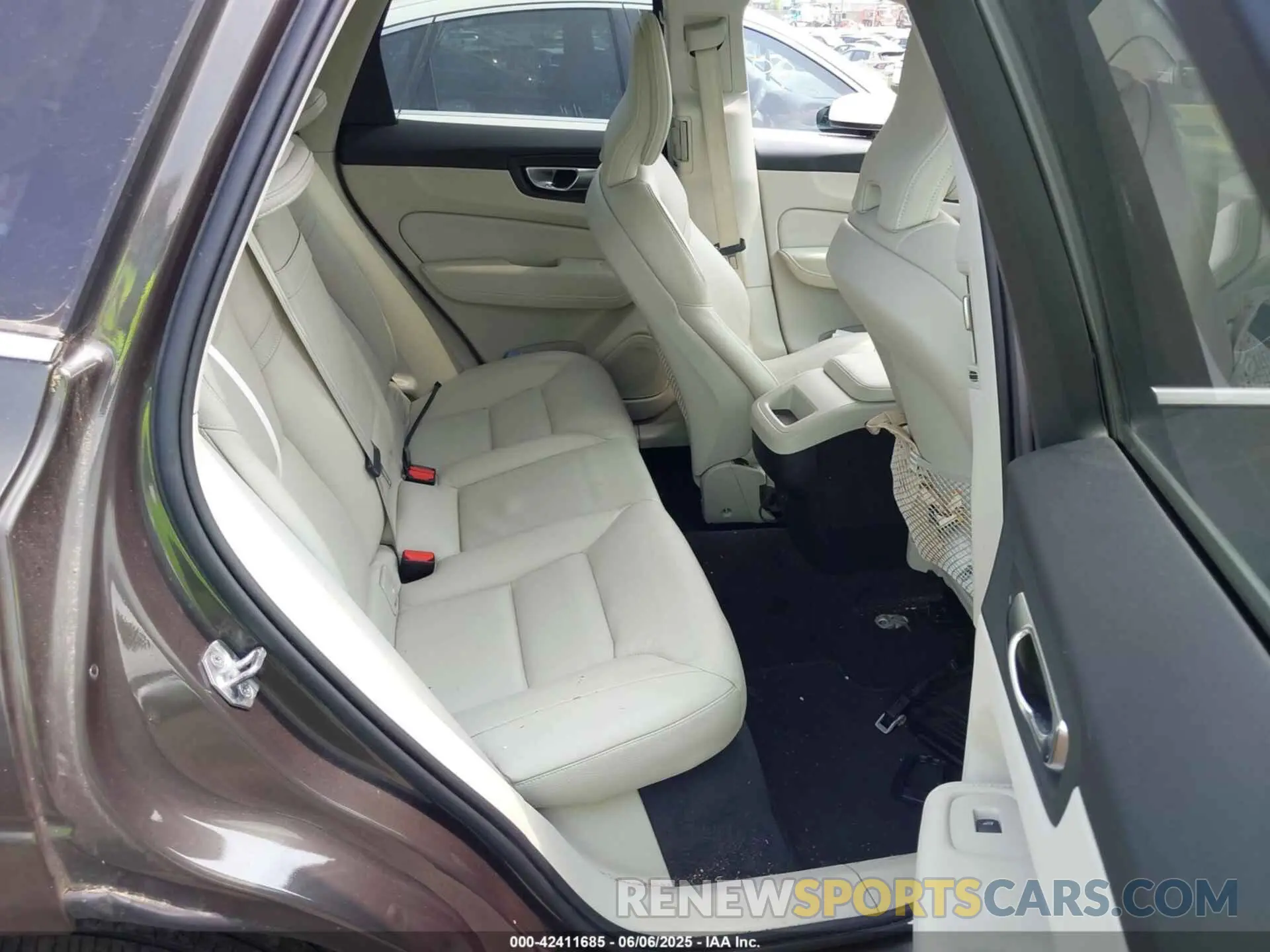 8 Photograph of a damaged car YV4102DK5M1734139 VOLVO XC60 2021