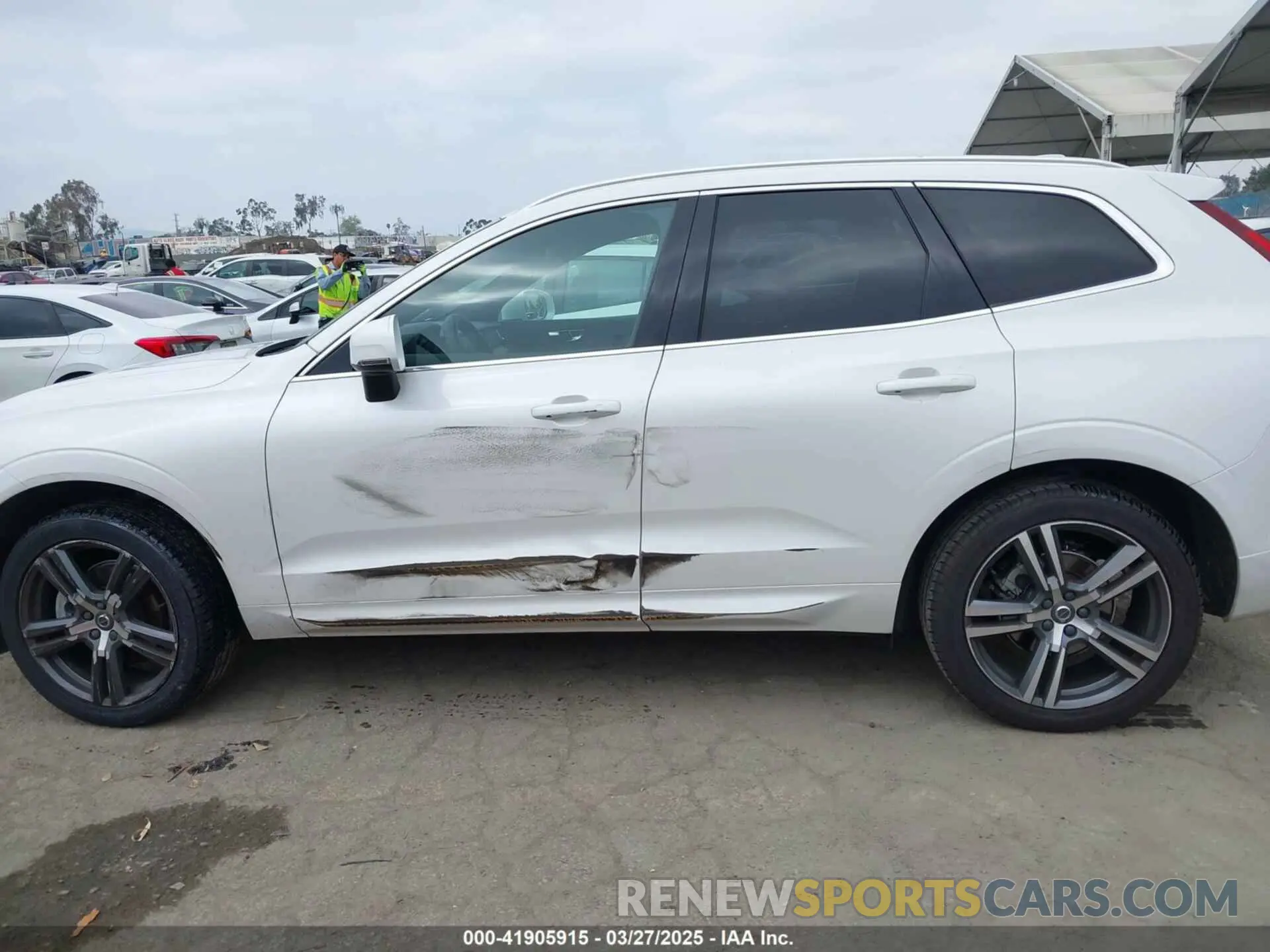 15 Photograph of a damaged car YV4102DK6M1828353 VOLVO XC60 2021