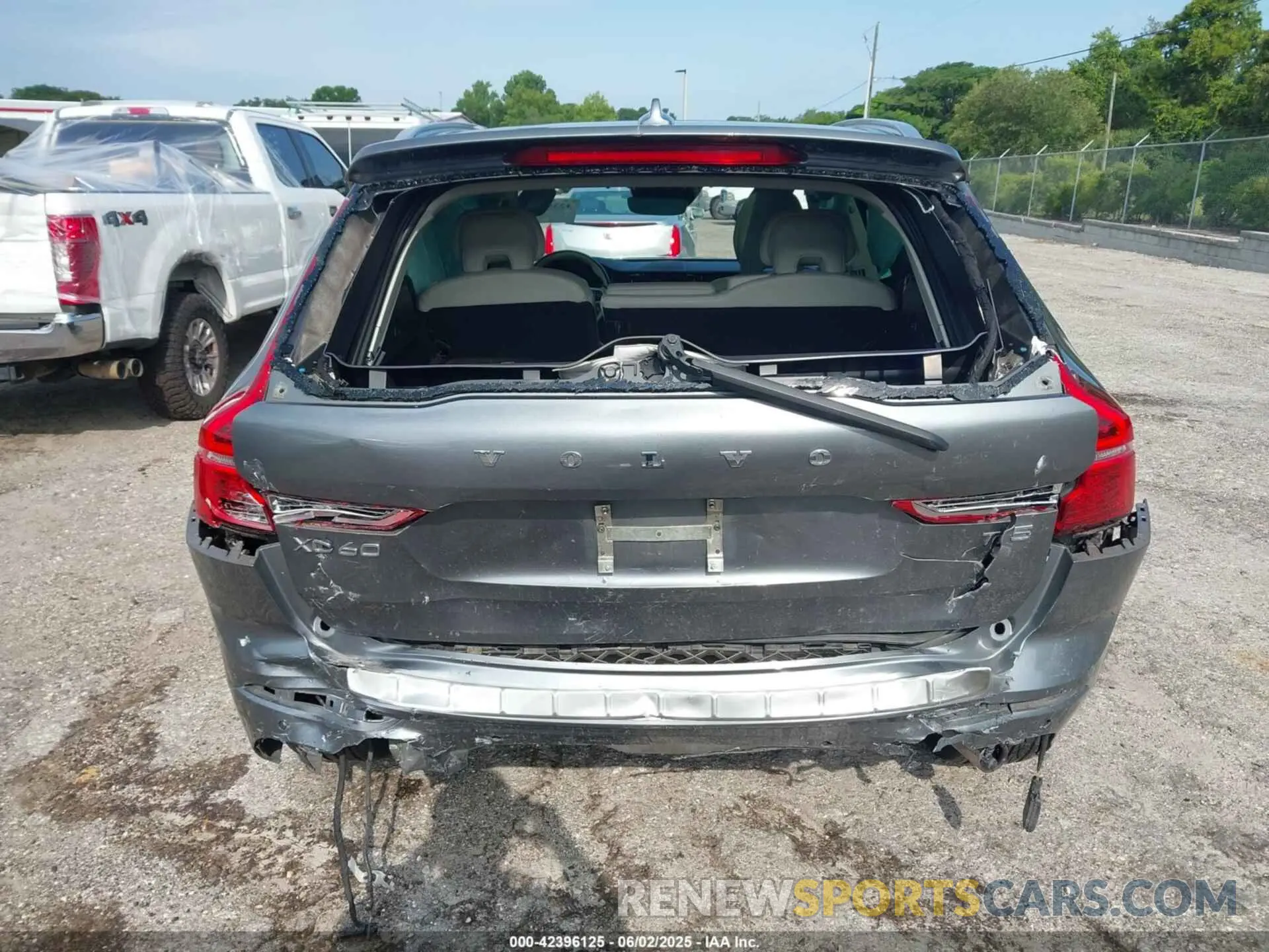 16 Photograph of a damaged car YV4102DK8M1726892 VOLVO XC60 2021