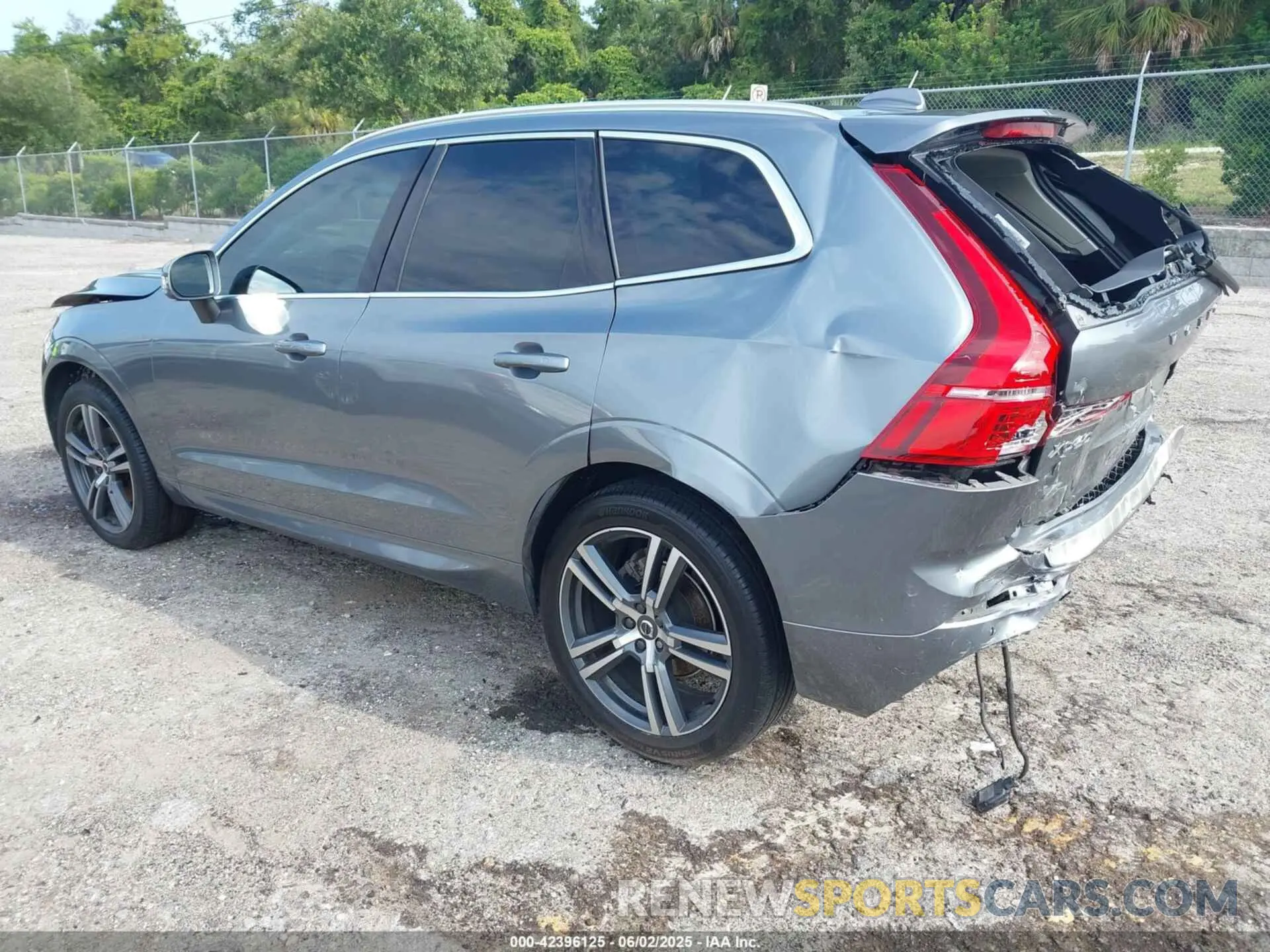 3 Photograph of a damaged car YV4102DK8M1726892 VOLVO XC60 2021