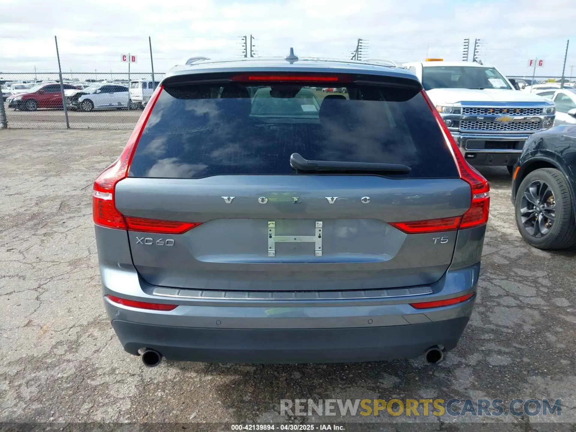17 Photograph of a damaged car YV4102DKXM1742320 VOLVO XC60 2021