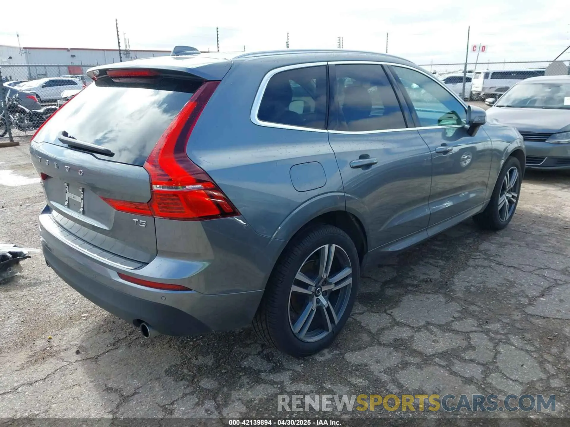4 Photograph of a damaged car YV4102DKXM1742320 VOLVO XC60 2021