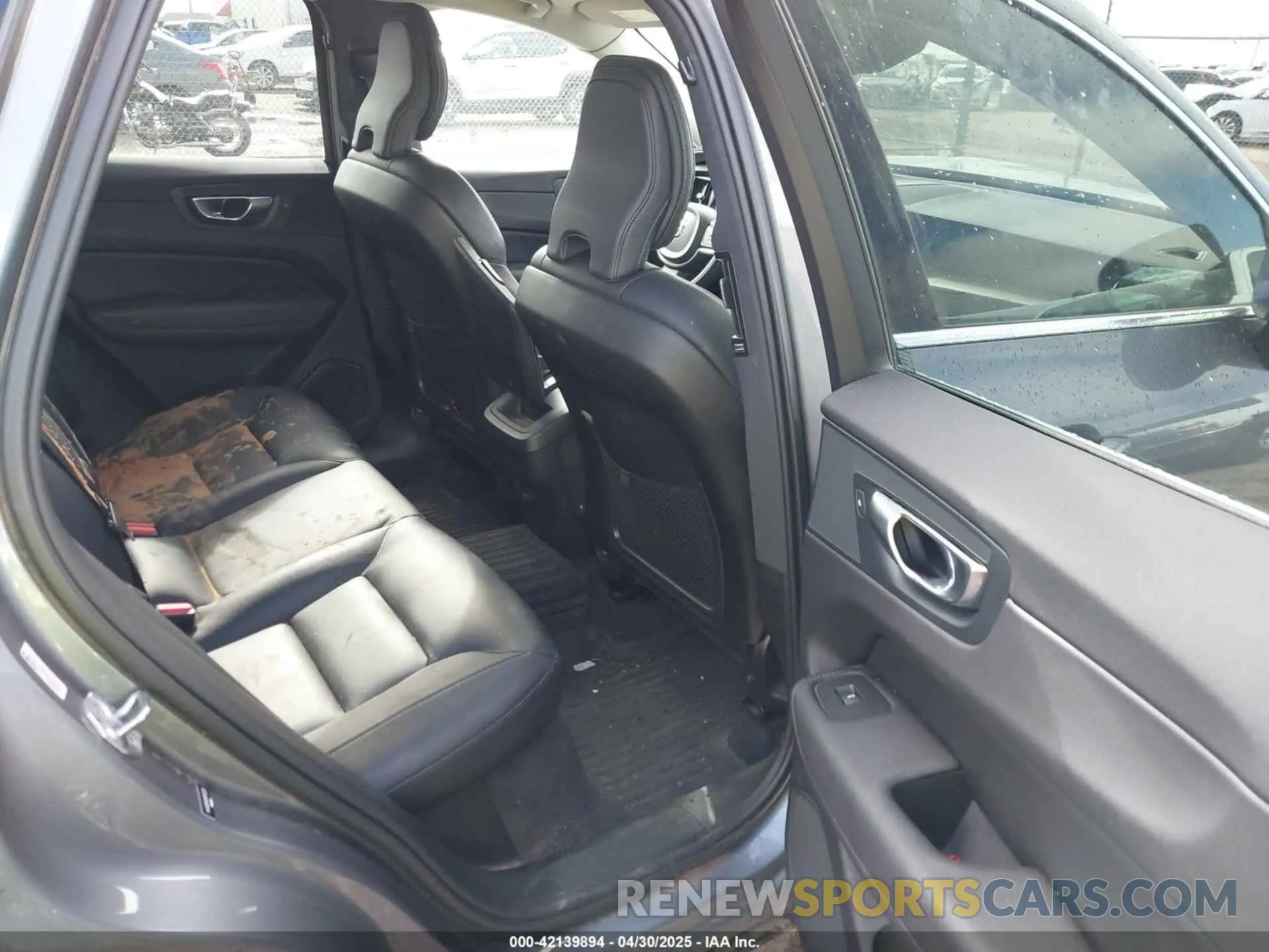 8 Photograph of a damaged car YV4102DKXM1742320 VOLVO XC60 2021