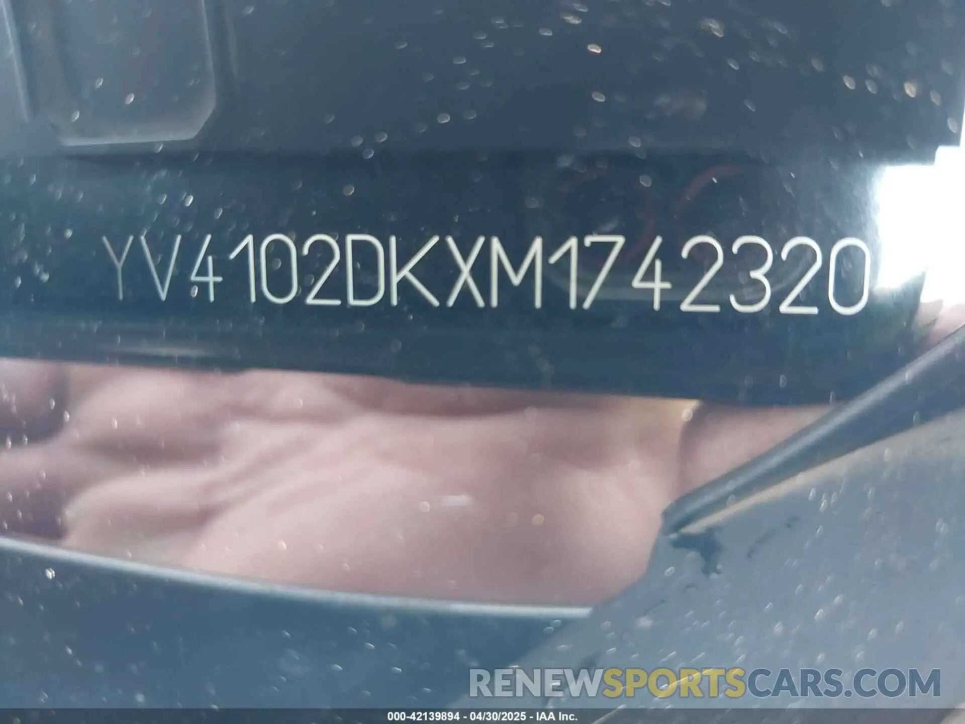 9 Photograph of a damaged car YV4102DKXM1742320 VOLVO XC60 2021