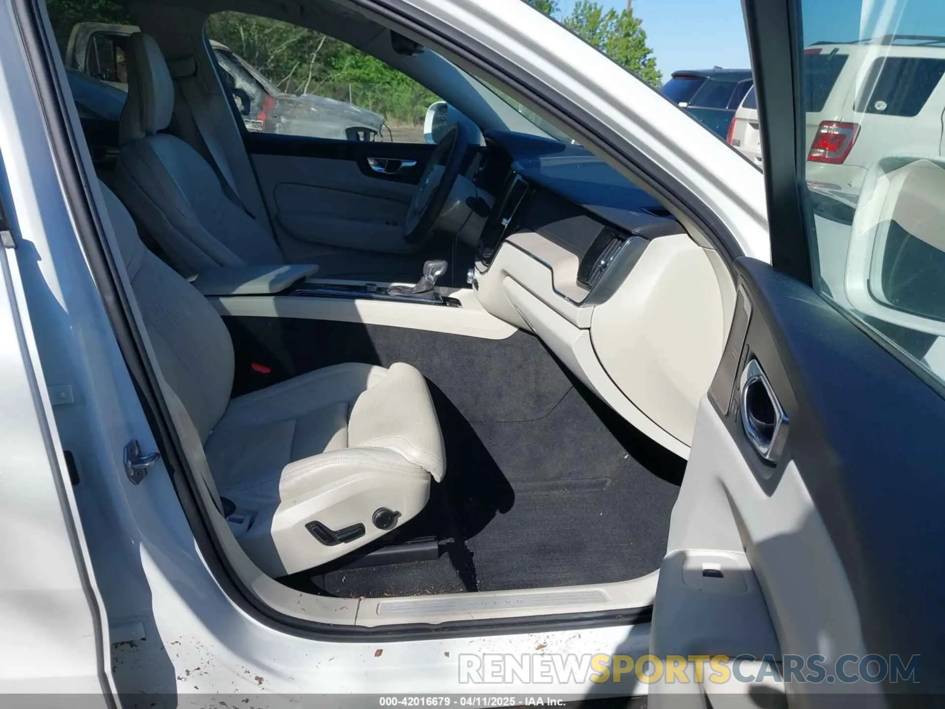 5 Photograph of a damaged car YV4102DL7M1814289 VOLVO XC60 2021