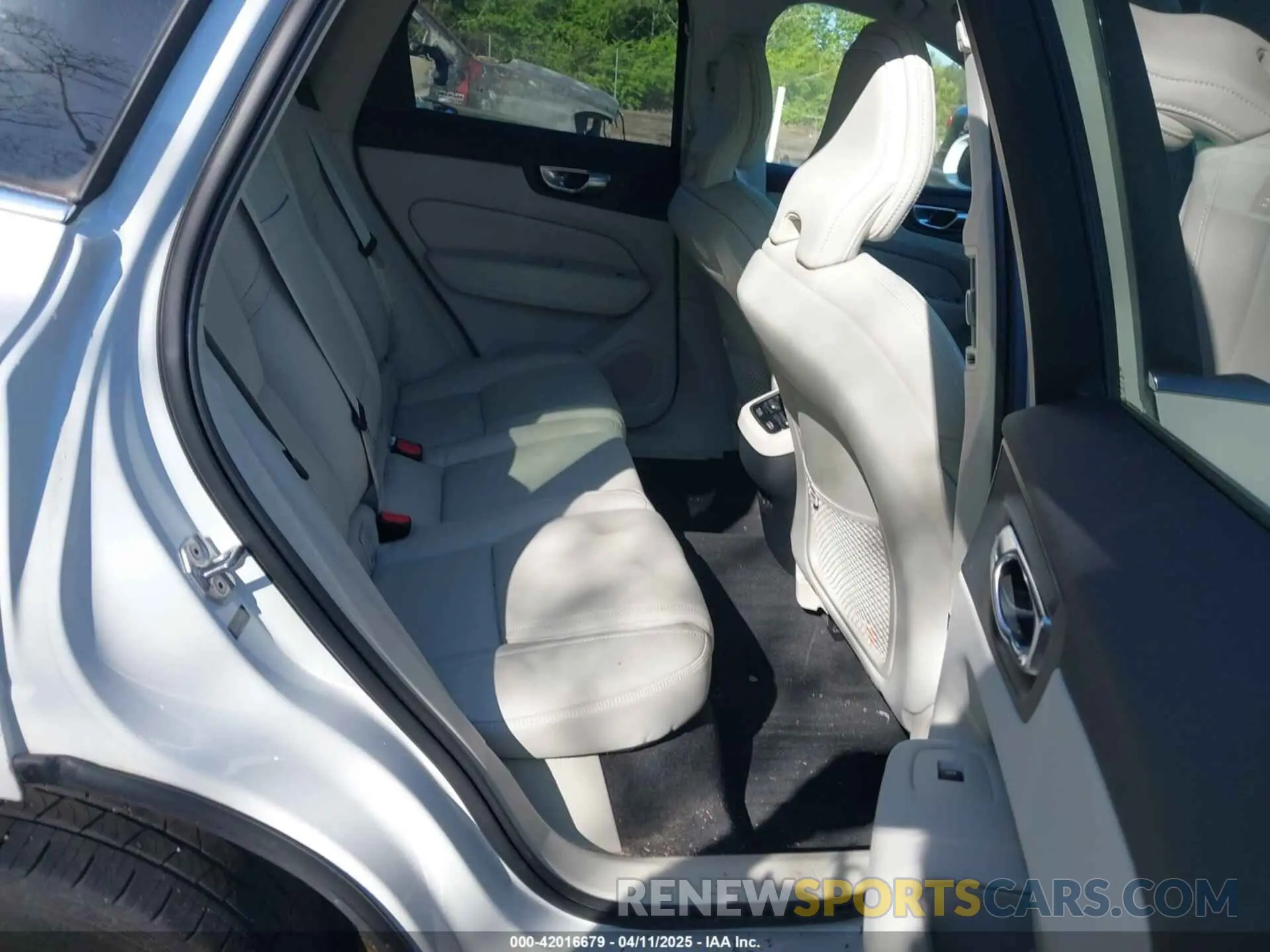 8 Photograph of a damaged car YV4102DL7M1814289 VOLVO XC60 2021