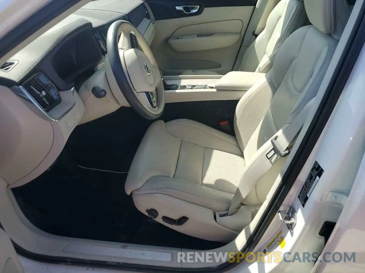 7 Photograph of a damaged car YV4102DL8M1861671 VOLVO XC60 2021