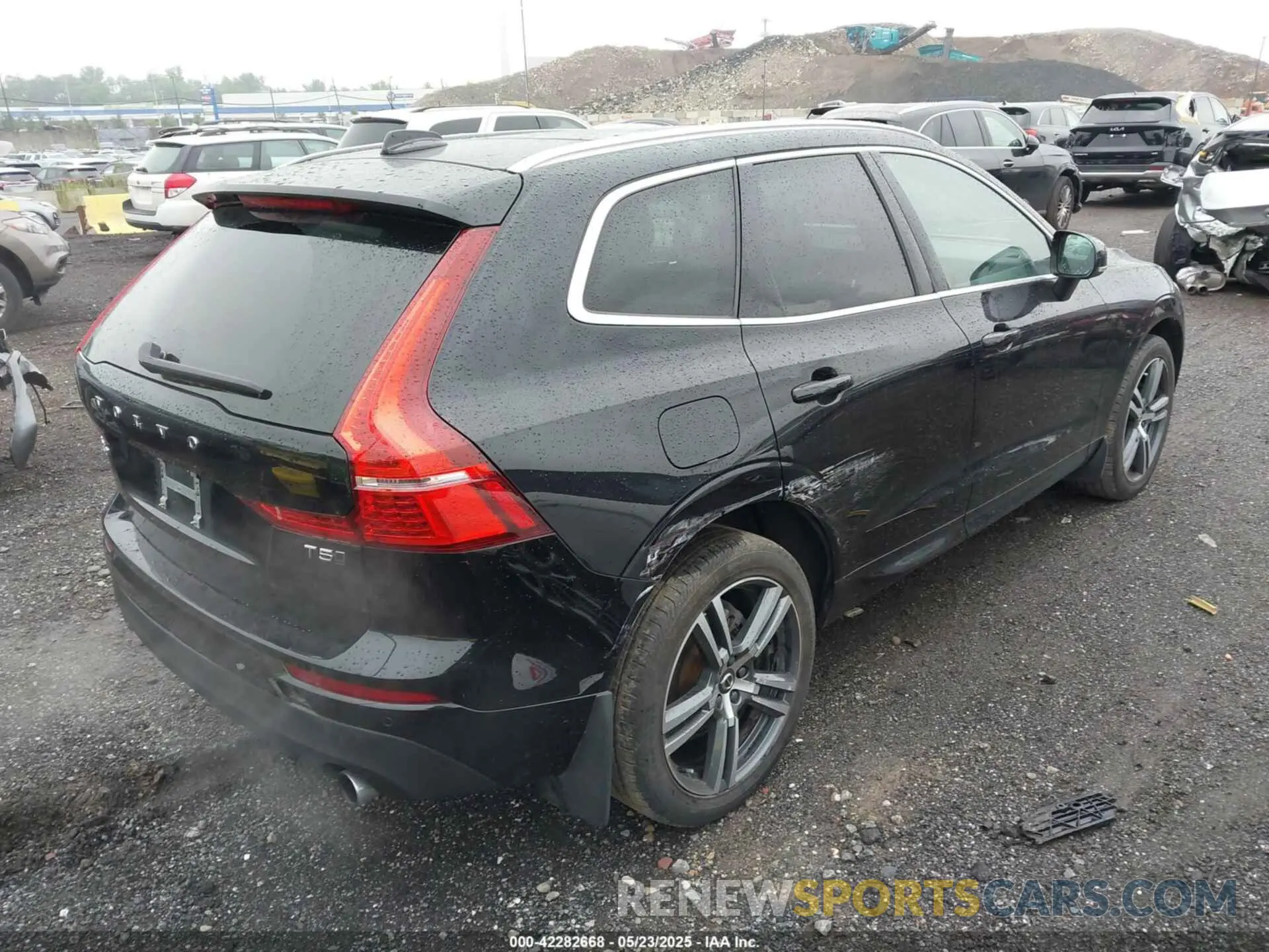 4 Photograph of a damaged car YV4102RK0M1675302 VOLVO XC60 2021