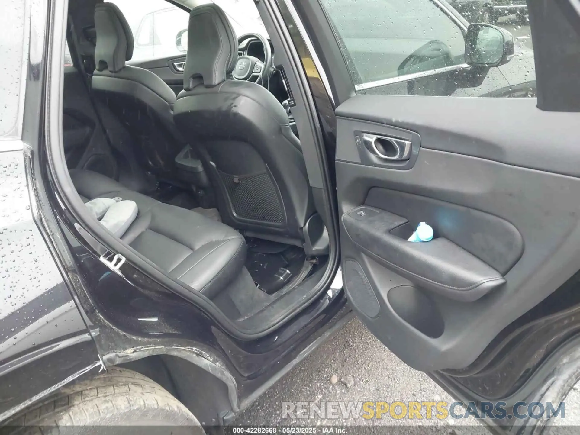 8 Photograph of a damaged car YV4102RK0M1675302 VOLVO XC60 2021