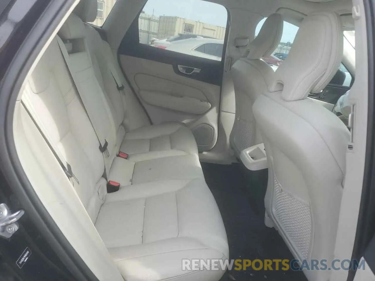 11 Photograph of a damaged car YV4102RK1M1804048 VOLVO XC60 2021