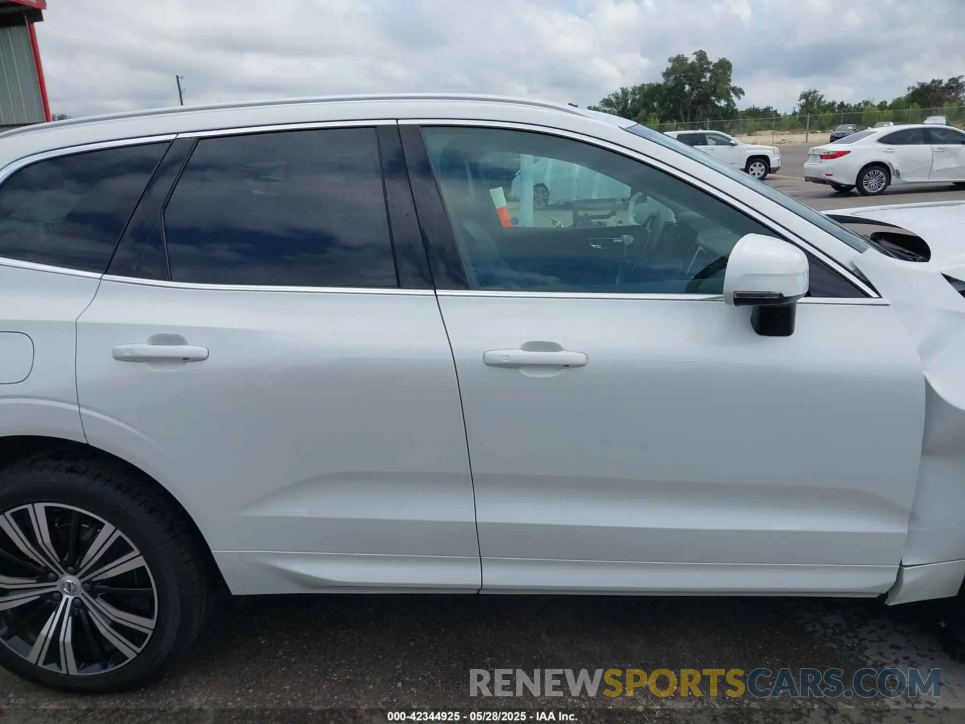 14 Photograph of a damaged car YV4102RK1M1862337 VOLVO XC60 2021