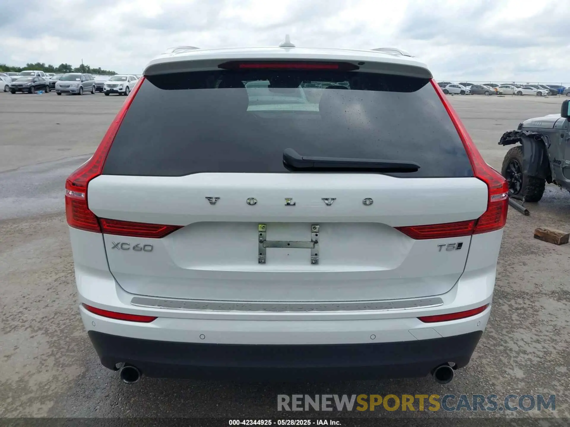 17 Photograph of a damaged car YV4102RK1M1862337 VOLVO XC60 2021