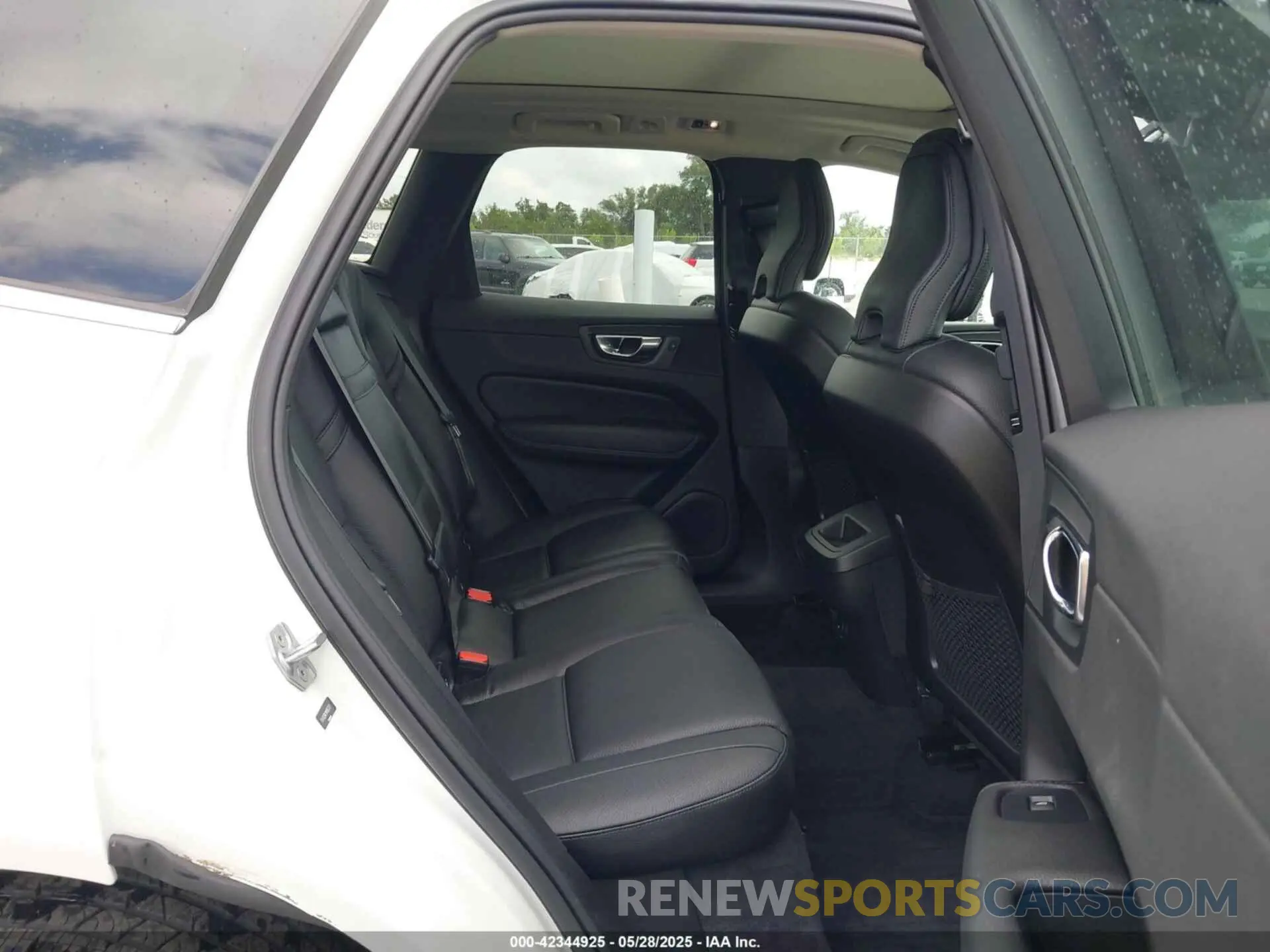 8 Photograph of a damaged car YV4102RK1M1862337 VOLVO XC60 2021