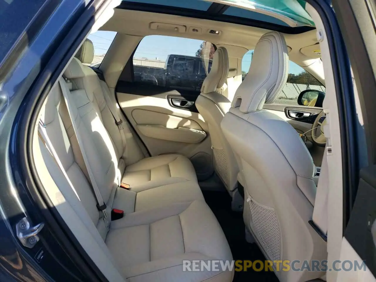11 Photograph of a damaged car YV4102RK2M1874965 VOLVO XC60 2021