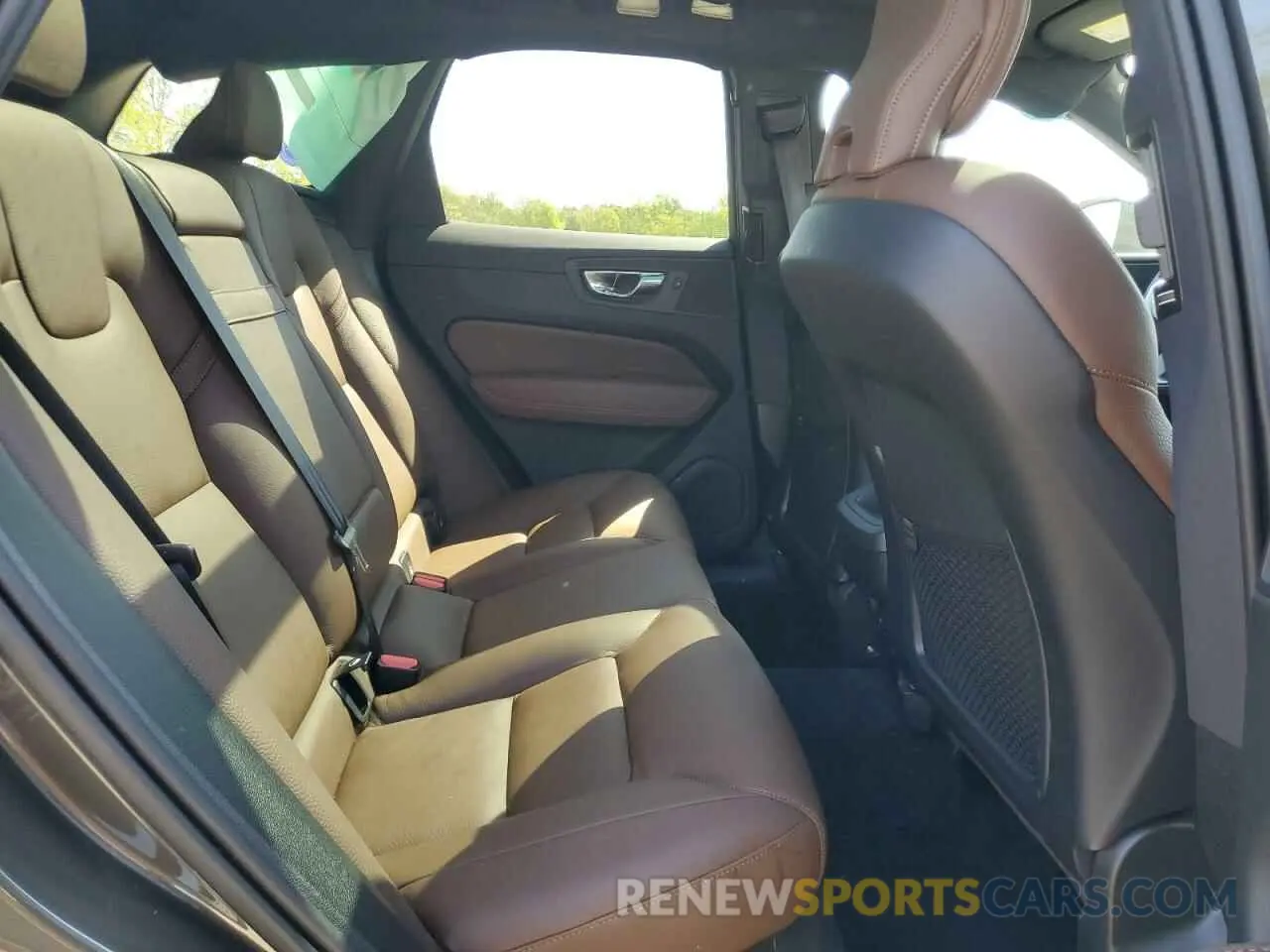 11 Photograph of a damaged car YV4102RK3M1722743 VOLVO XC60 2021