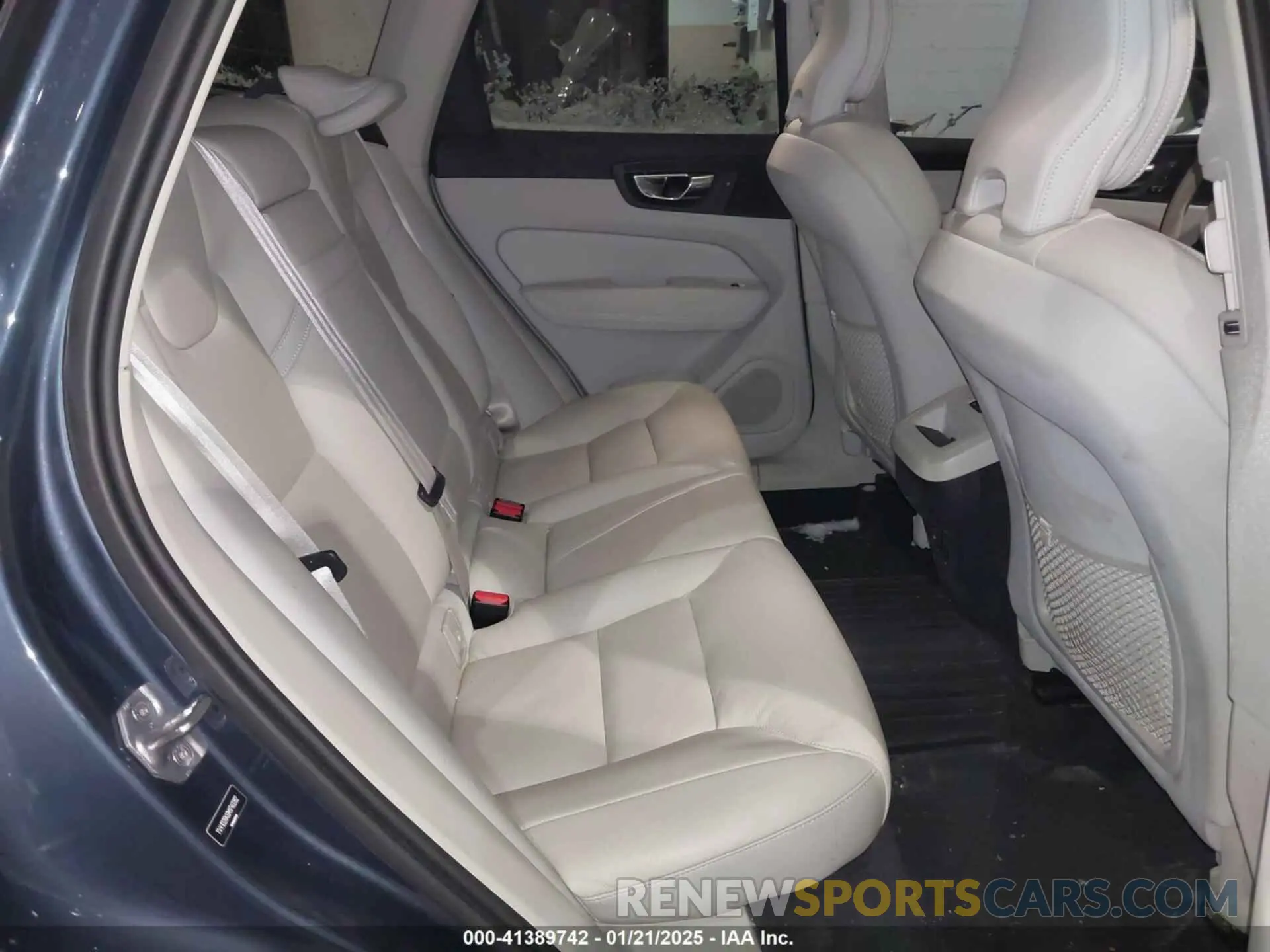 8 Photograph of a damaged car YV4102RK6M1740282 VOLVO XC60 2021