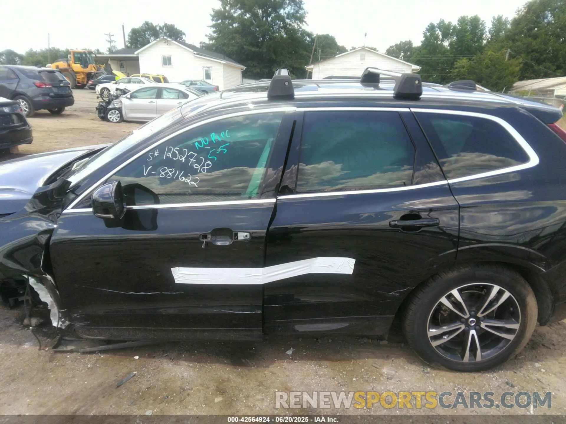 14 Photograph of a damaged car YV4102RK7M1881622 VOLVO XC60 2021
