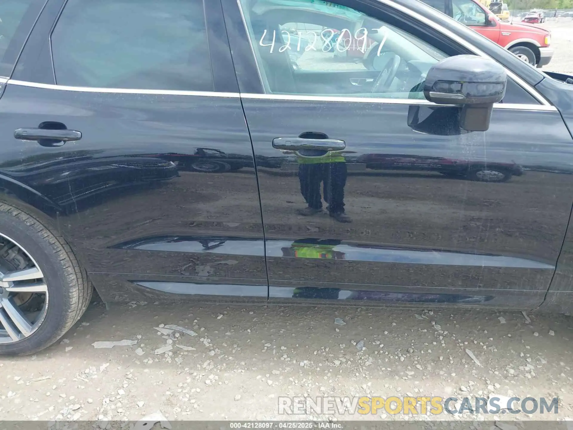 13 Photograph of a damaged car YV4102RKXM1739748 VOLVO XC60 2021