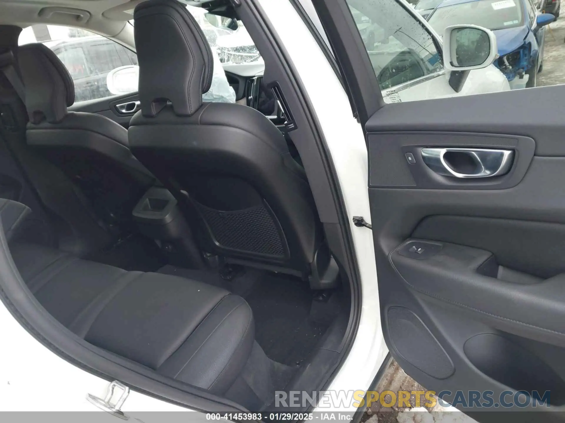 8 Photograph of a damaged car YV4102RKXM1864202 VOLVO XC60 2021