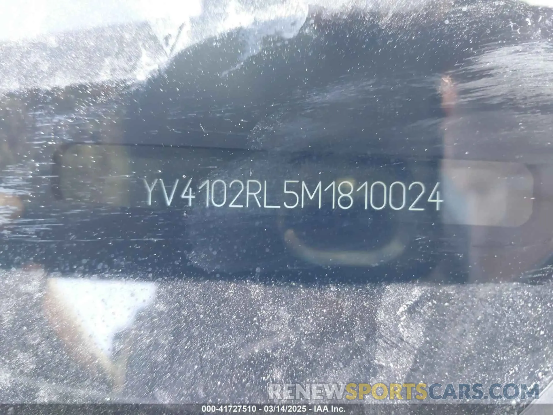 17 Photograph of a damaged car YV4102RL5M1810024 VOLVO XC60 2021