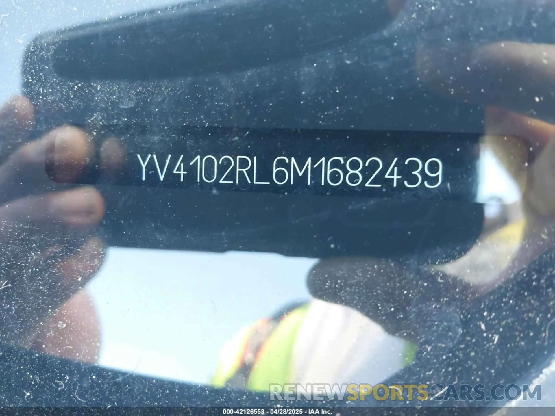 17 Photograph of a damaged car YV4102RL6M1682439 VOLVO XC60 2021