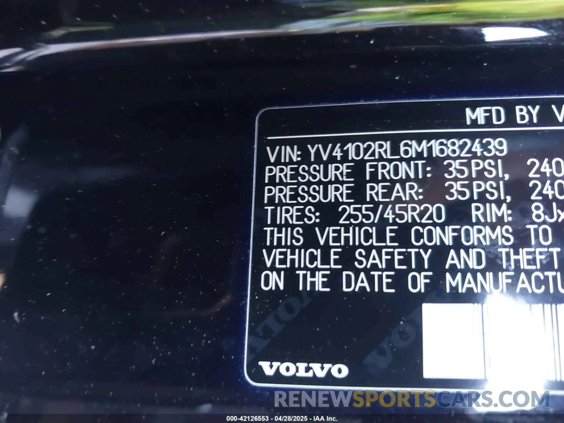 9 Photograph of a damaged car YV4102RL6M1682439 VOLVO XC60 2021