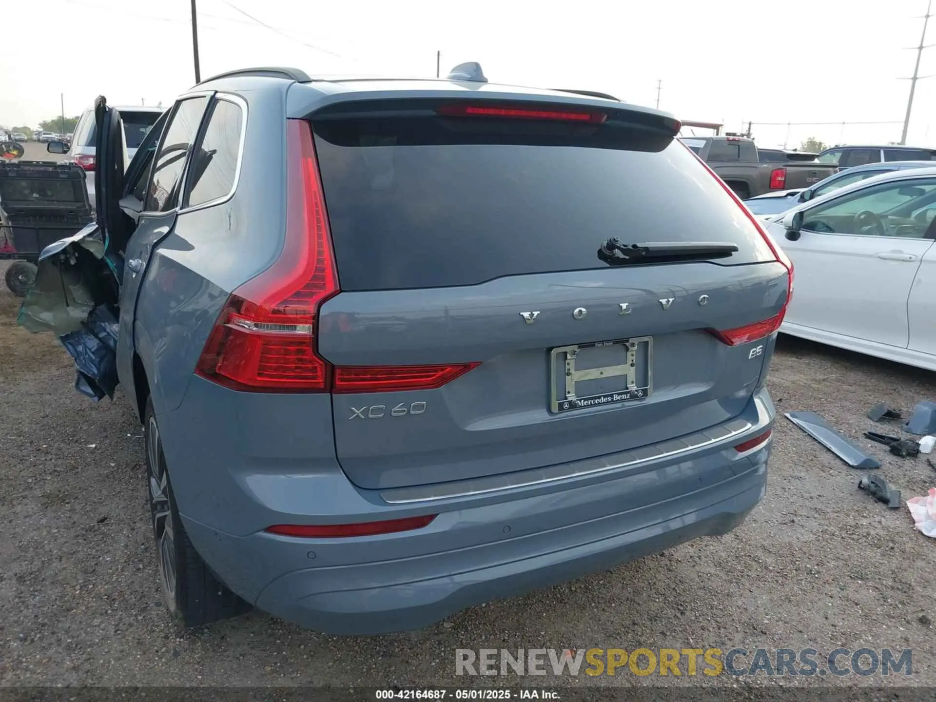 3 Photograph of a damaged car YV4L12DK4N1002821 VOLVO XC60 2022