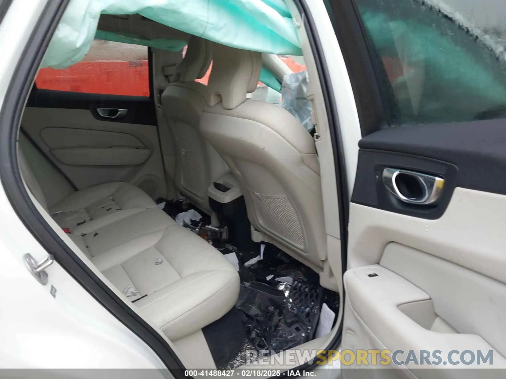 8 Photograph of a damaged car YV4L12RK0N1047263 VOLVO XC60 2022