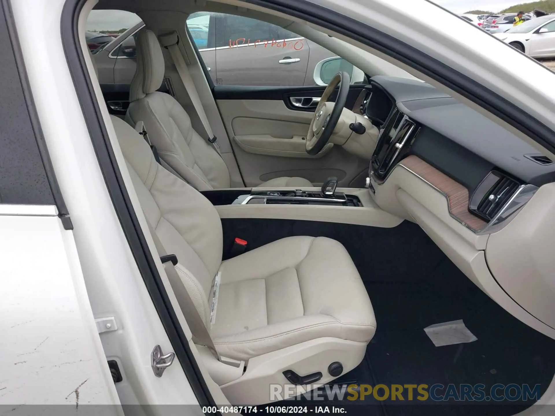 5 Photograph of a damaged car YV4L12RK1N1944981 VOLVO XC60 2022