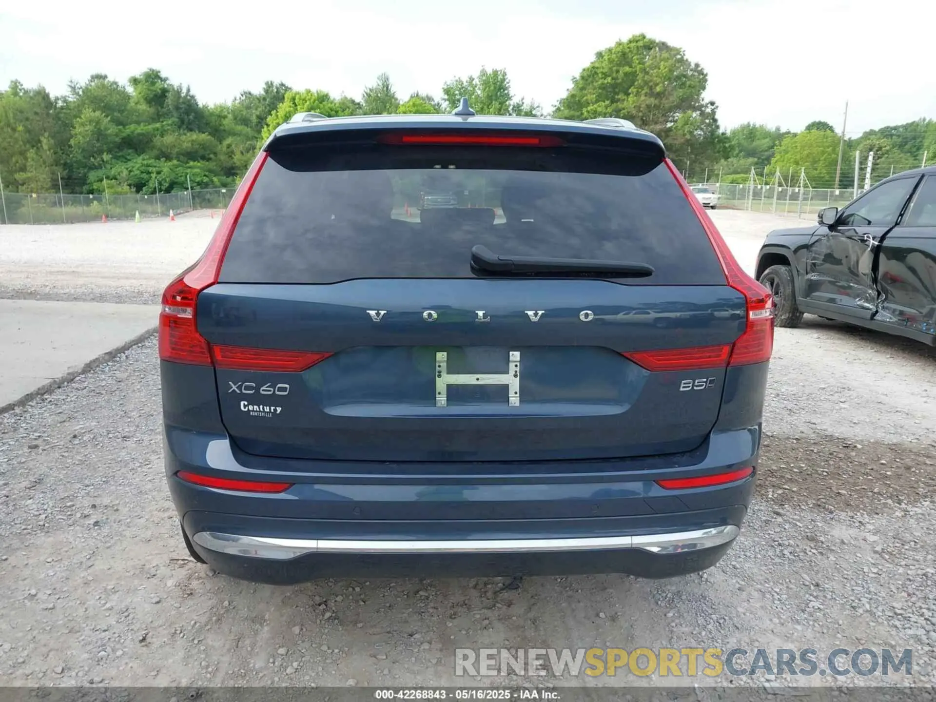 16 Photograph of a damaged car YV4L12RL0N1087044 VOLVO XC60 2022